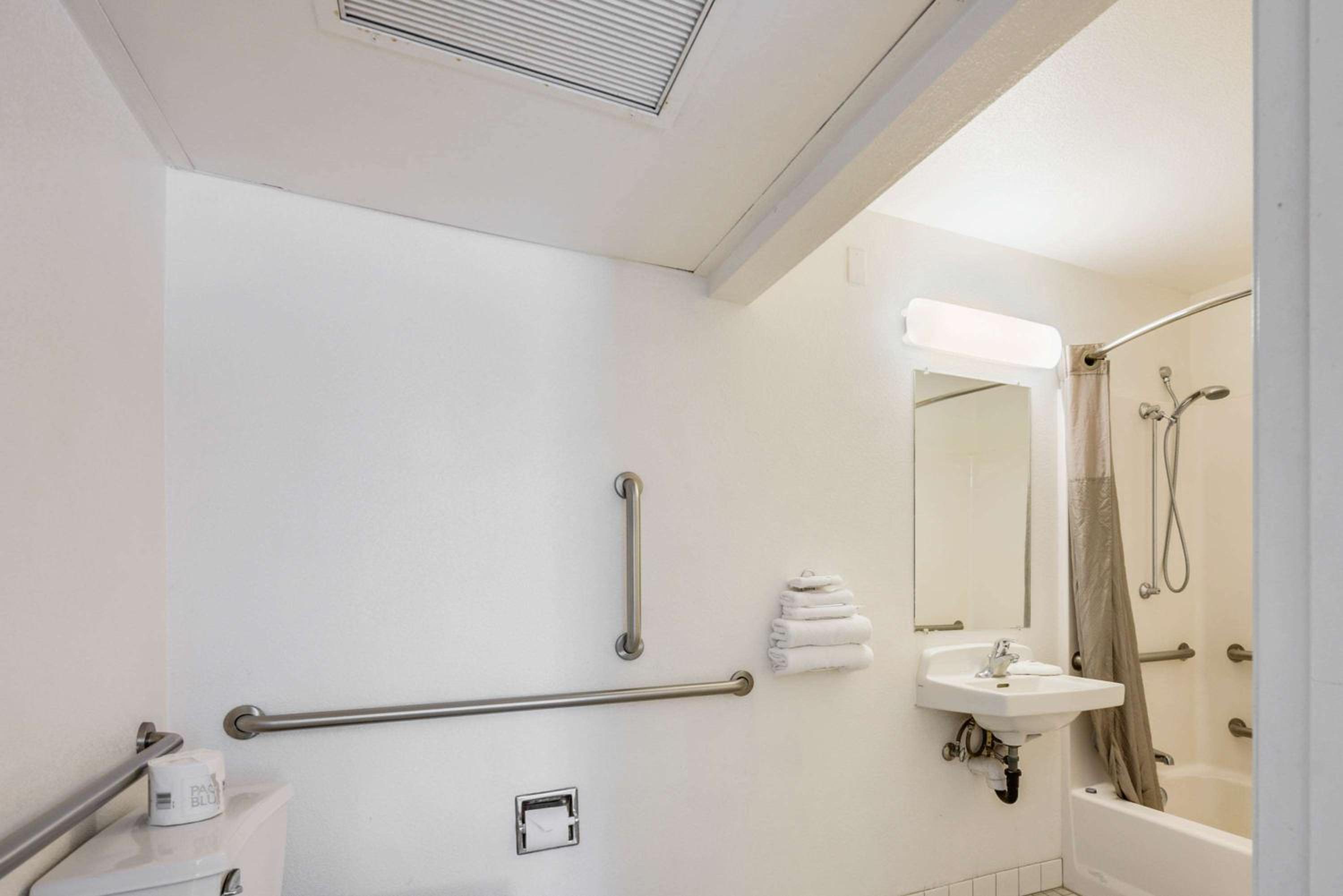 Double Room - Disability Access photo 3