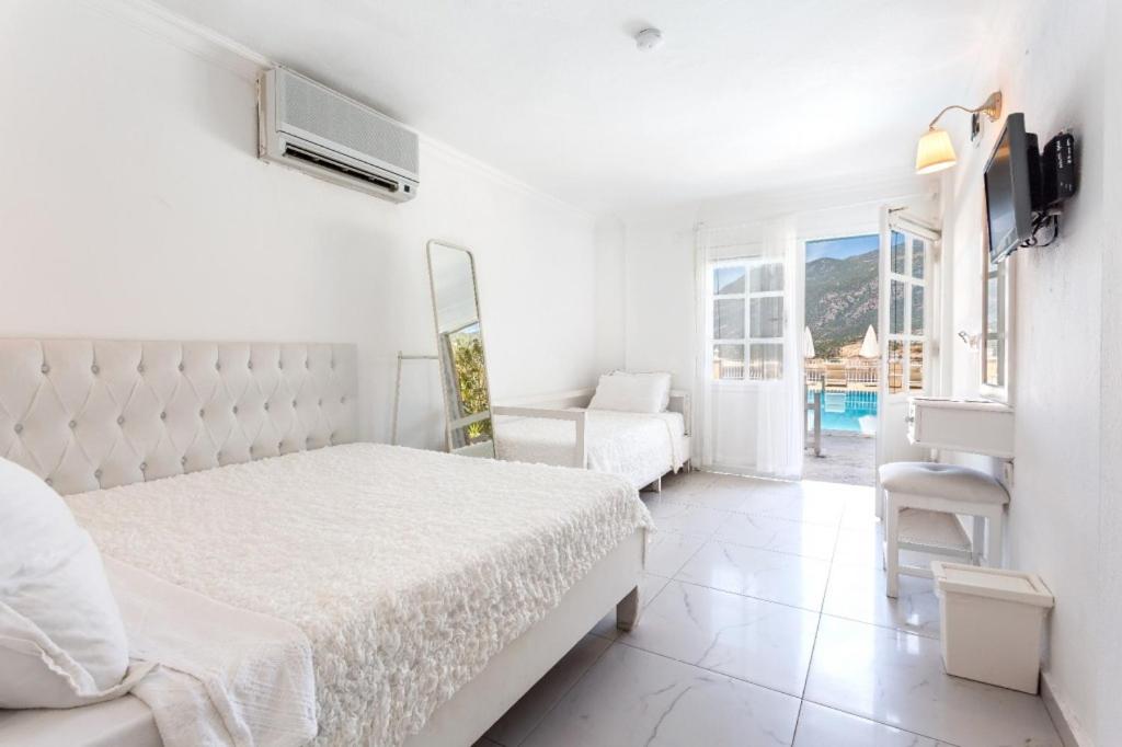 Standard Triple Room with Sea View - Photo 13