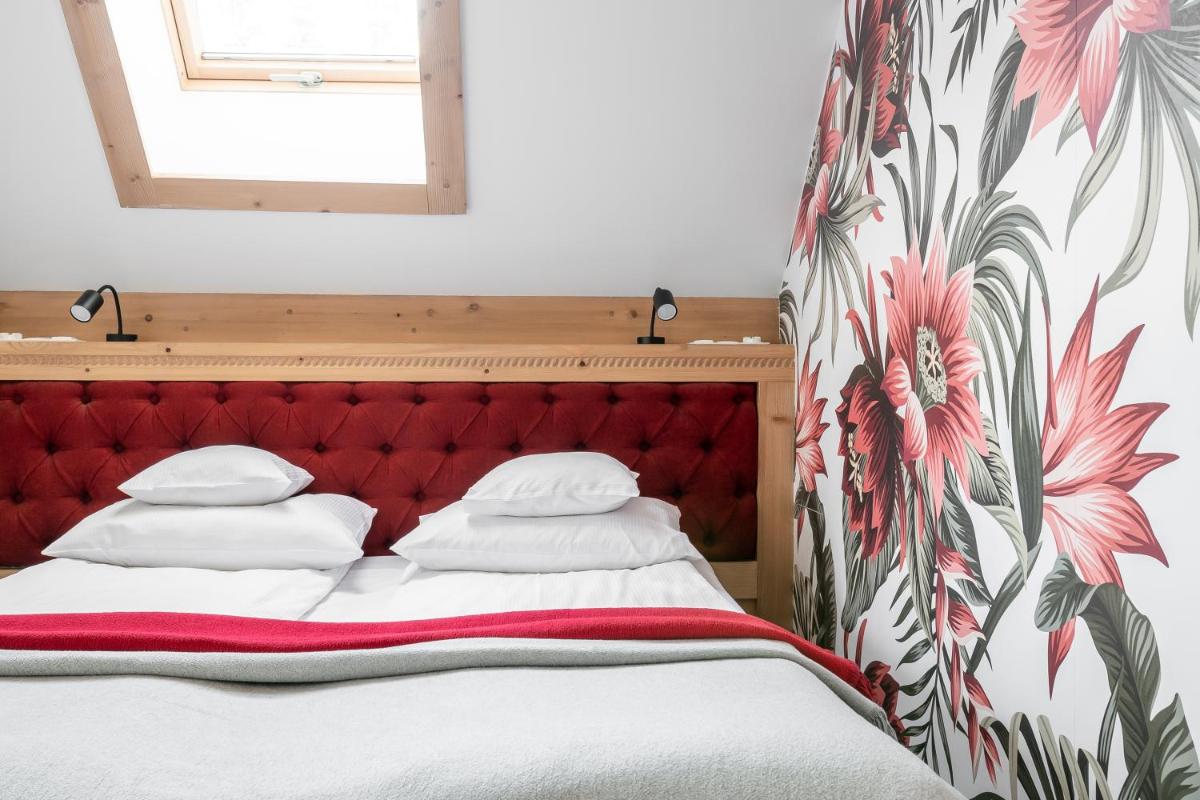 Double Room with Balcony - Photo 10