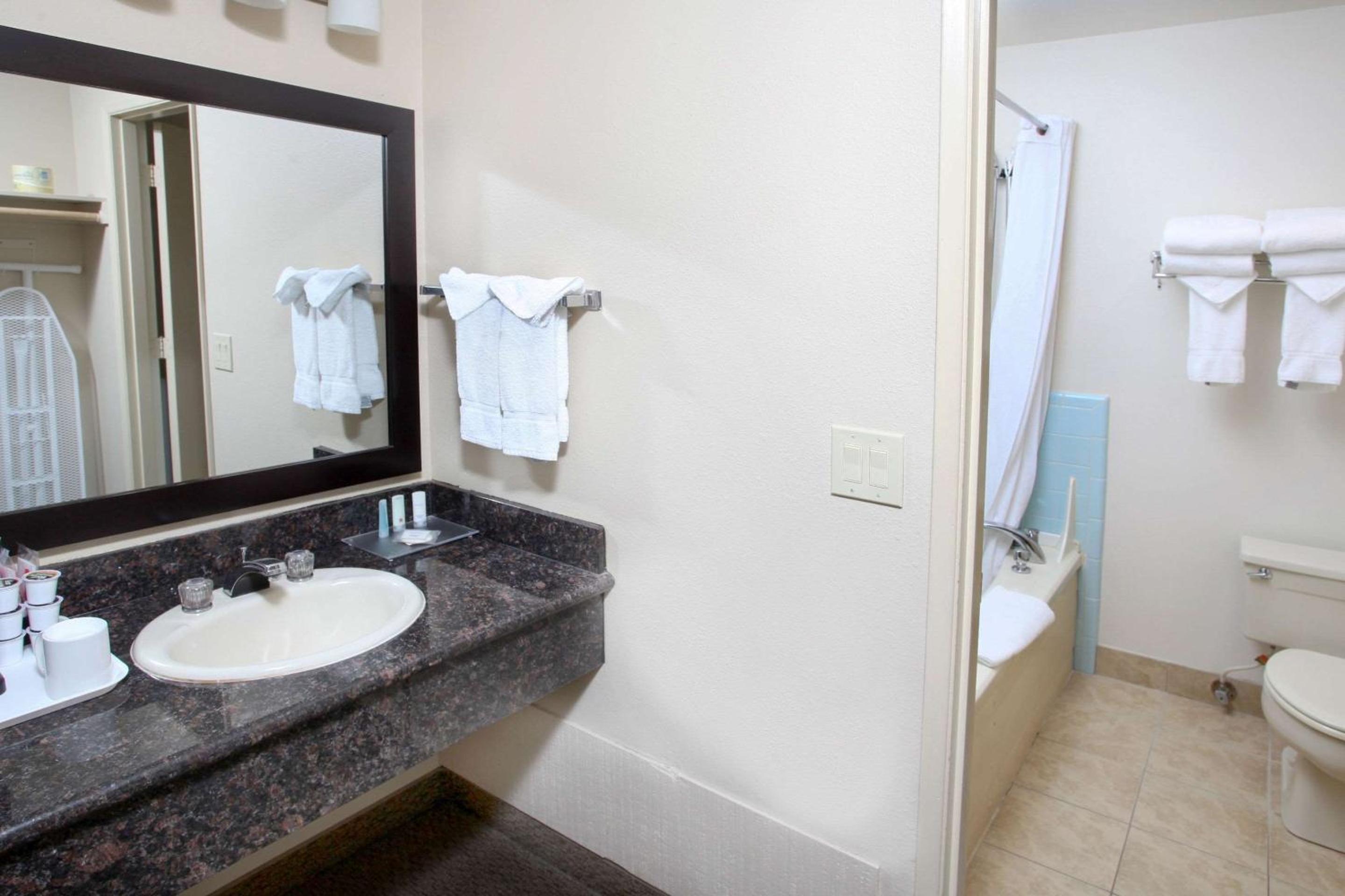 Queen Suite with Two Queen Beds photo 3