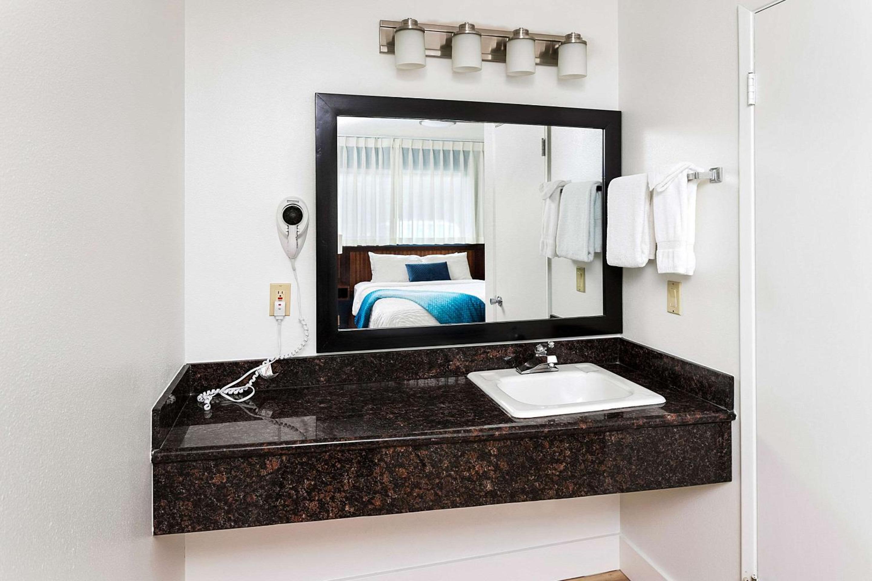 Queen Suite with Two Queen Beds photo 2