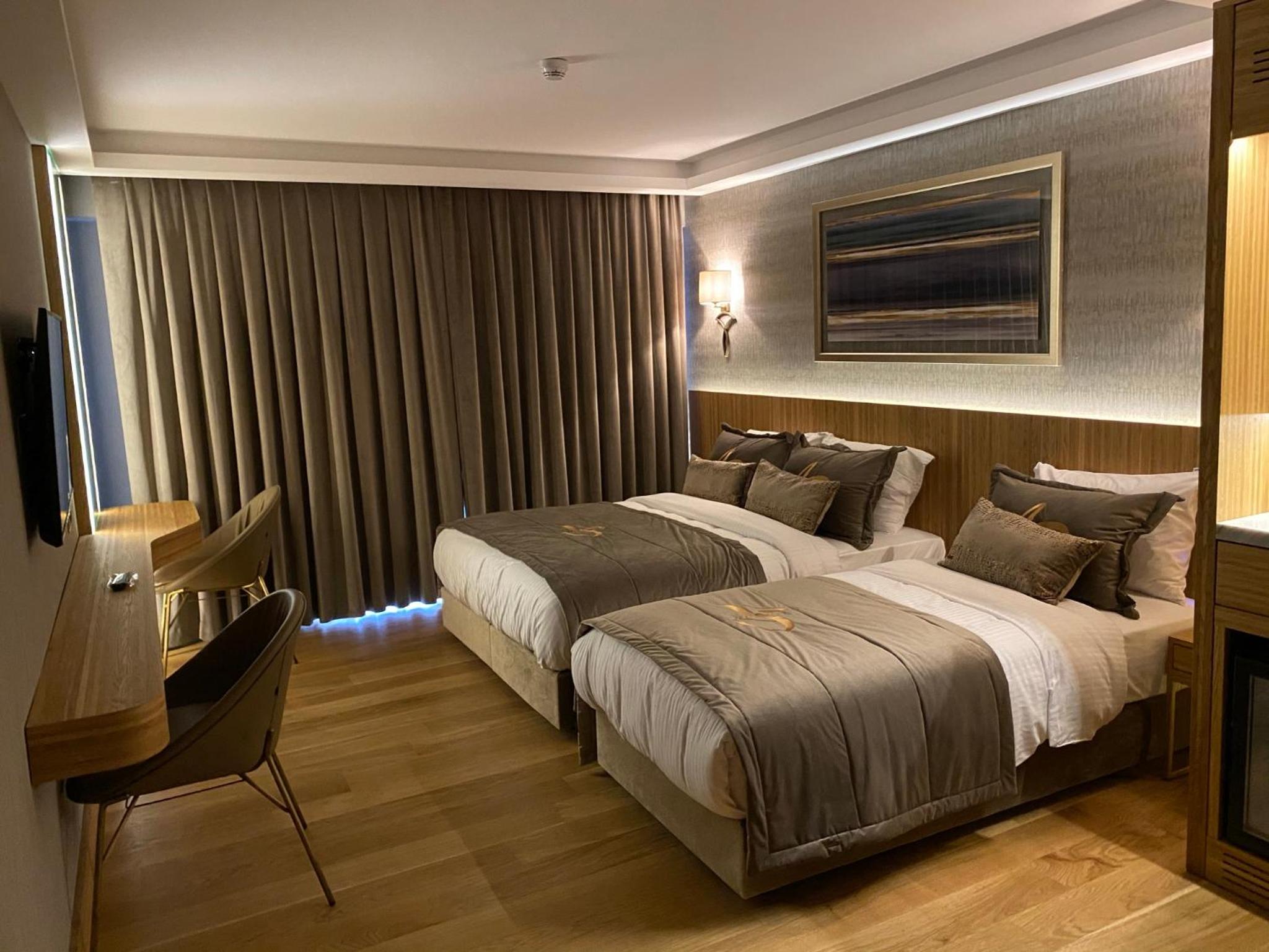 Superior Double Room thumbnail 5