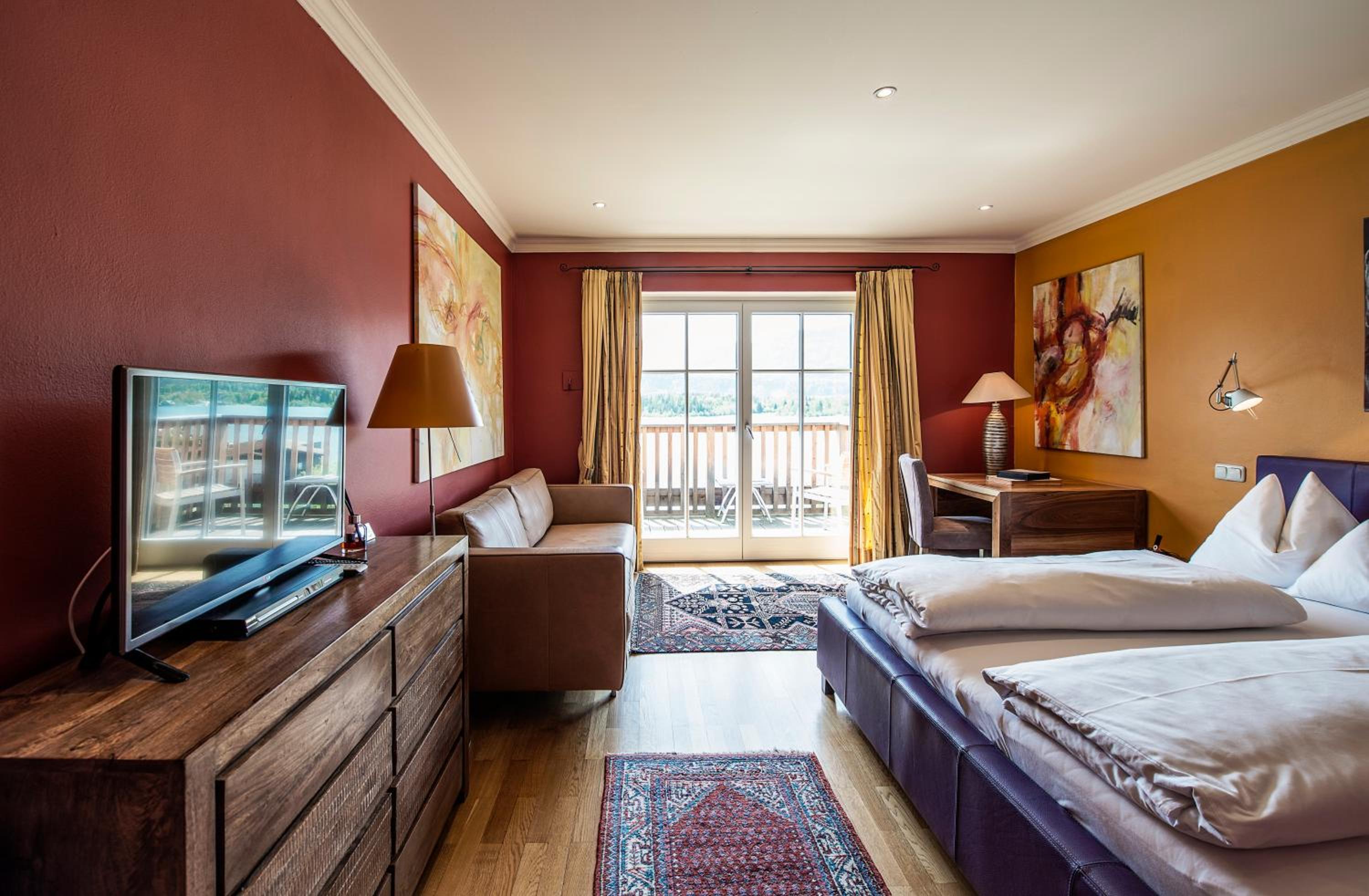 Deluxe Double Room with Lake View and Balcony photo 2