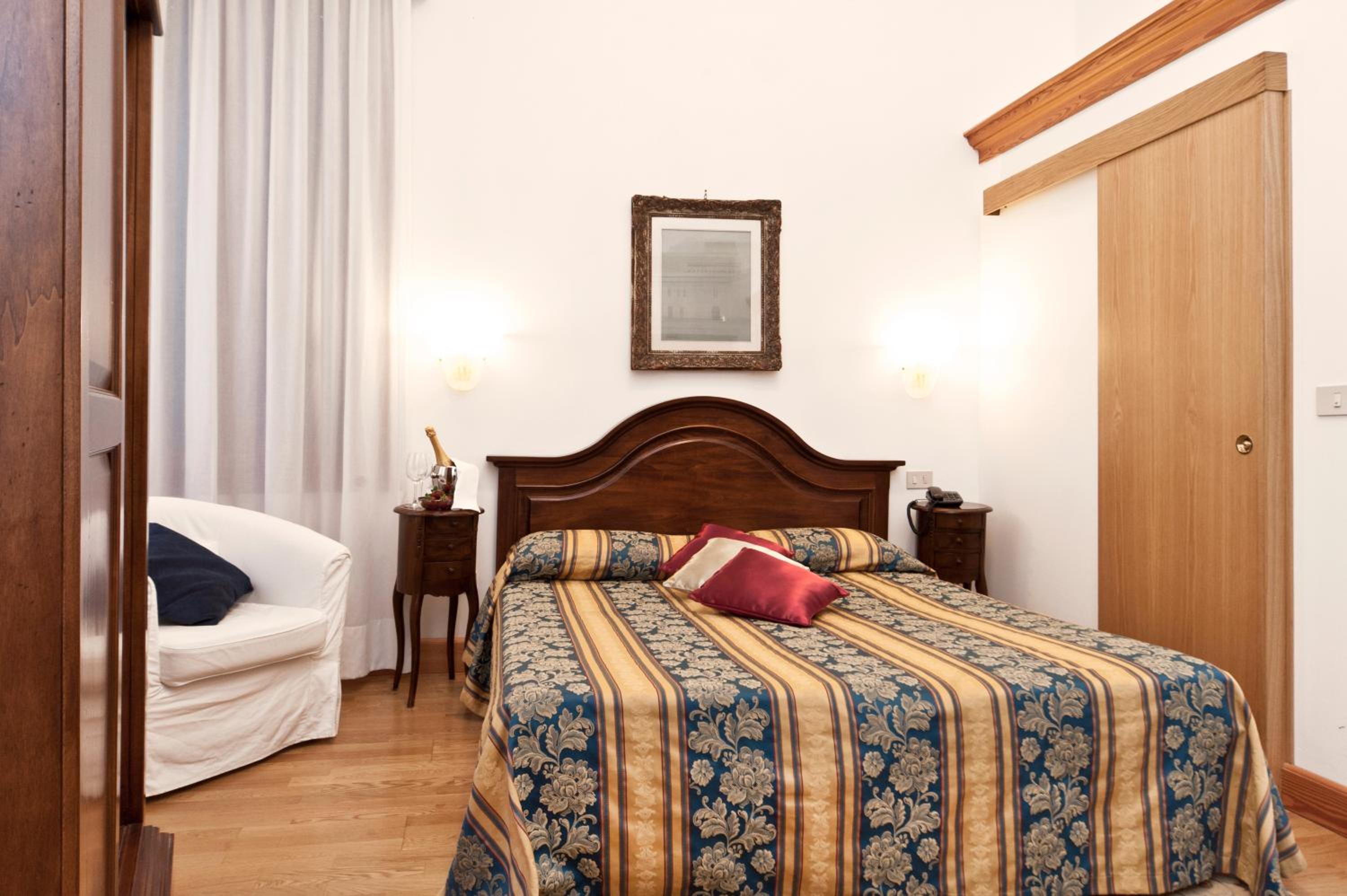 Deluxe Double Room With Canal View photo 1
