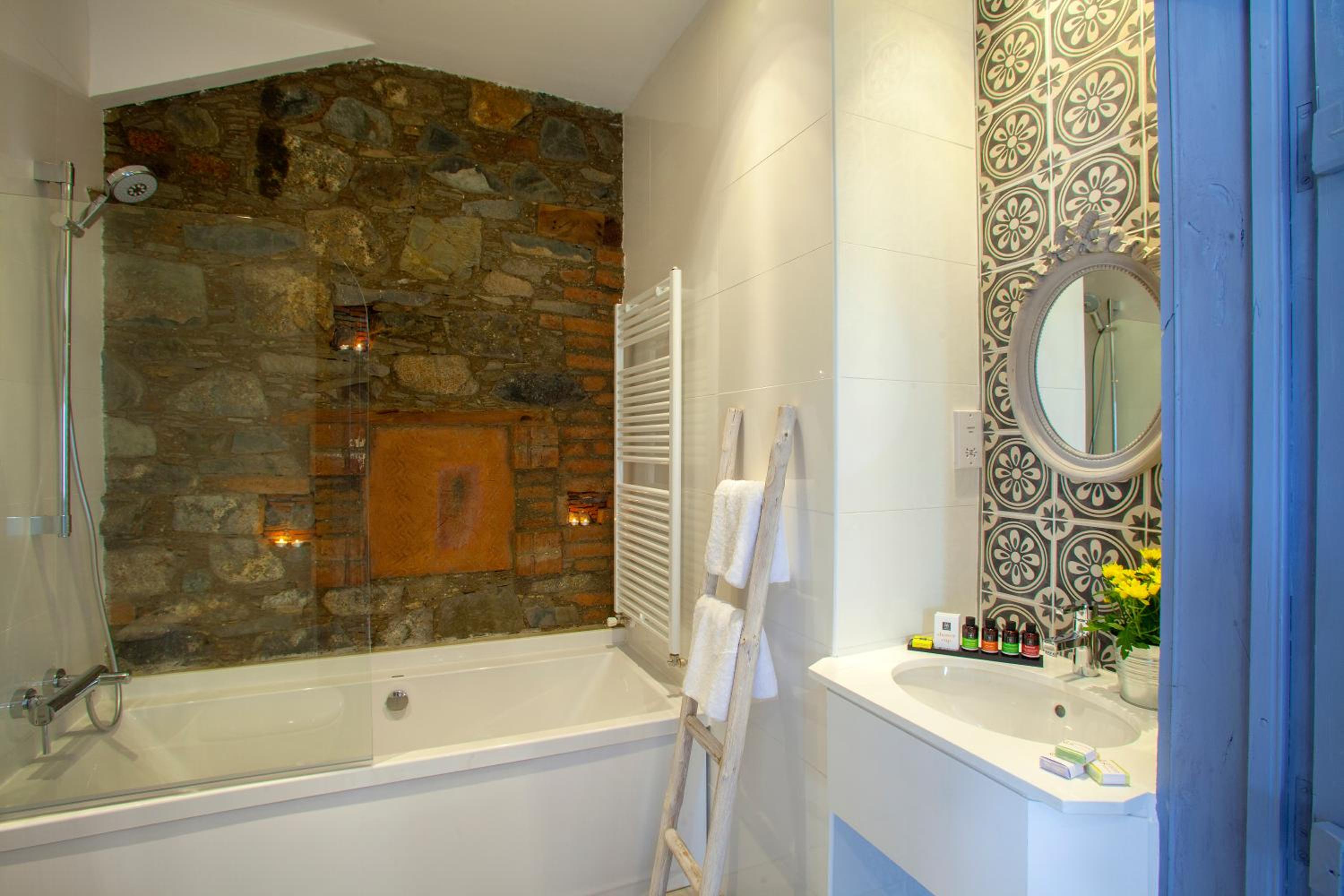 Deluxe Double Room with Balcony - Photo 3