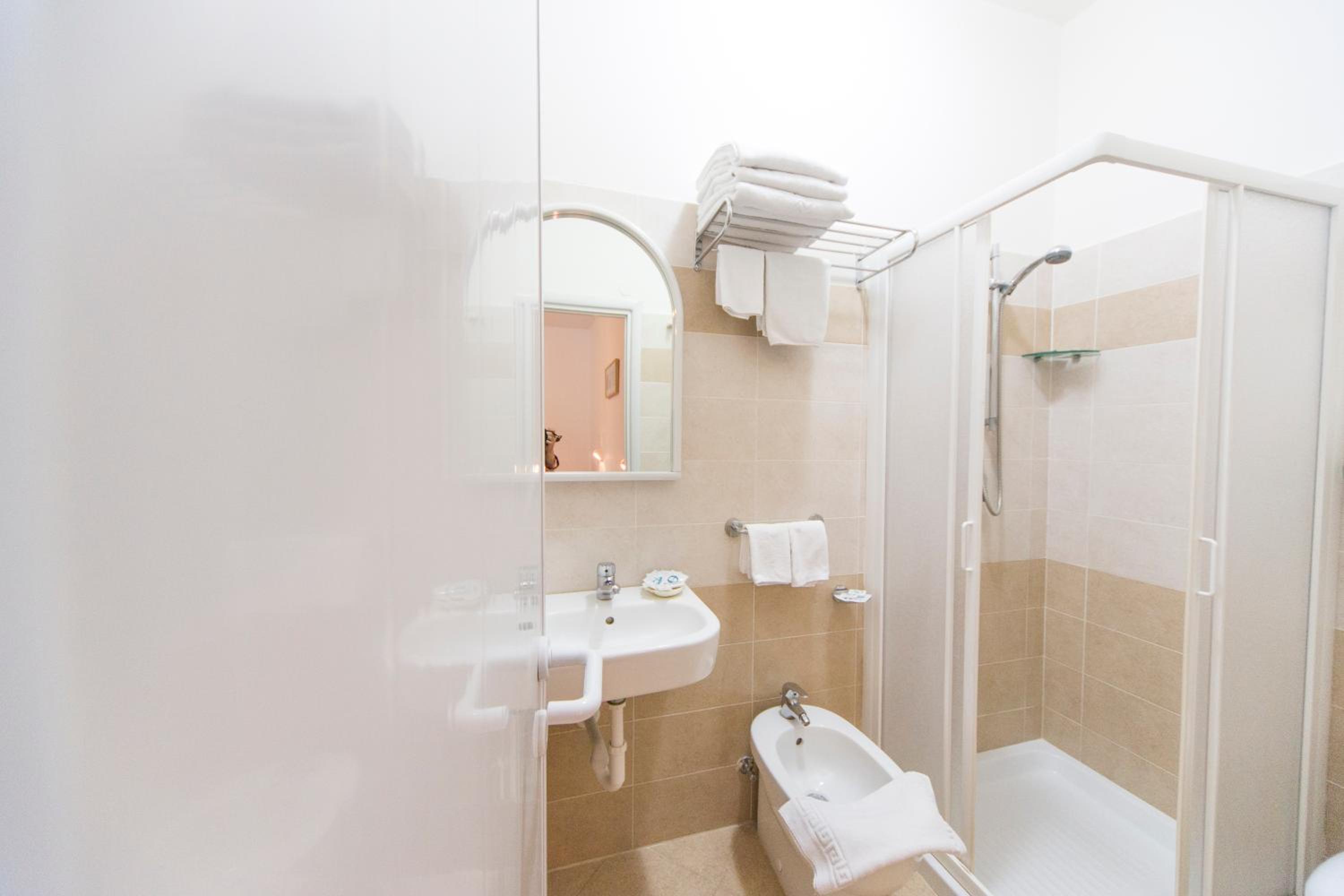Double or Twin Room with Balcony - Photo 9