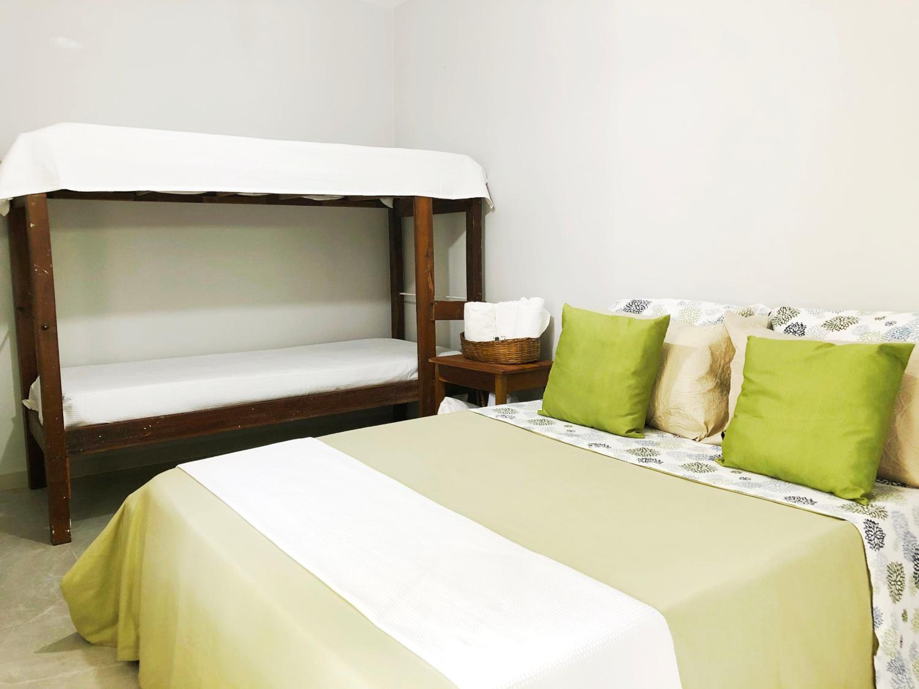 Quadruple Room with Bathroom - Photo 6