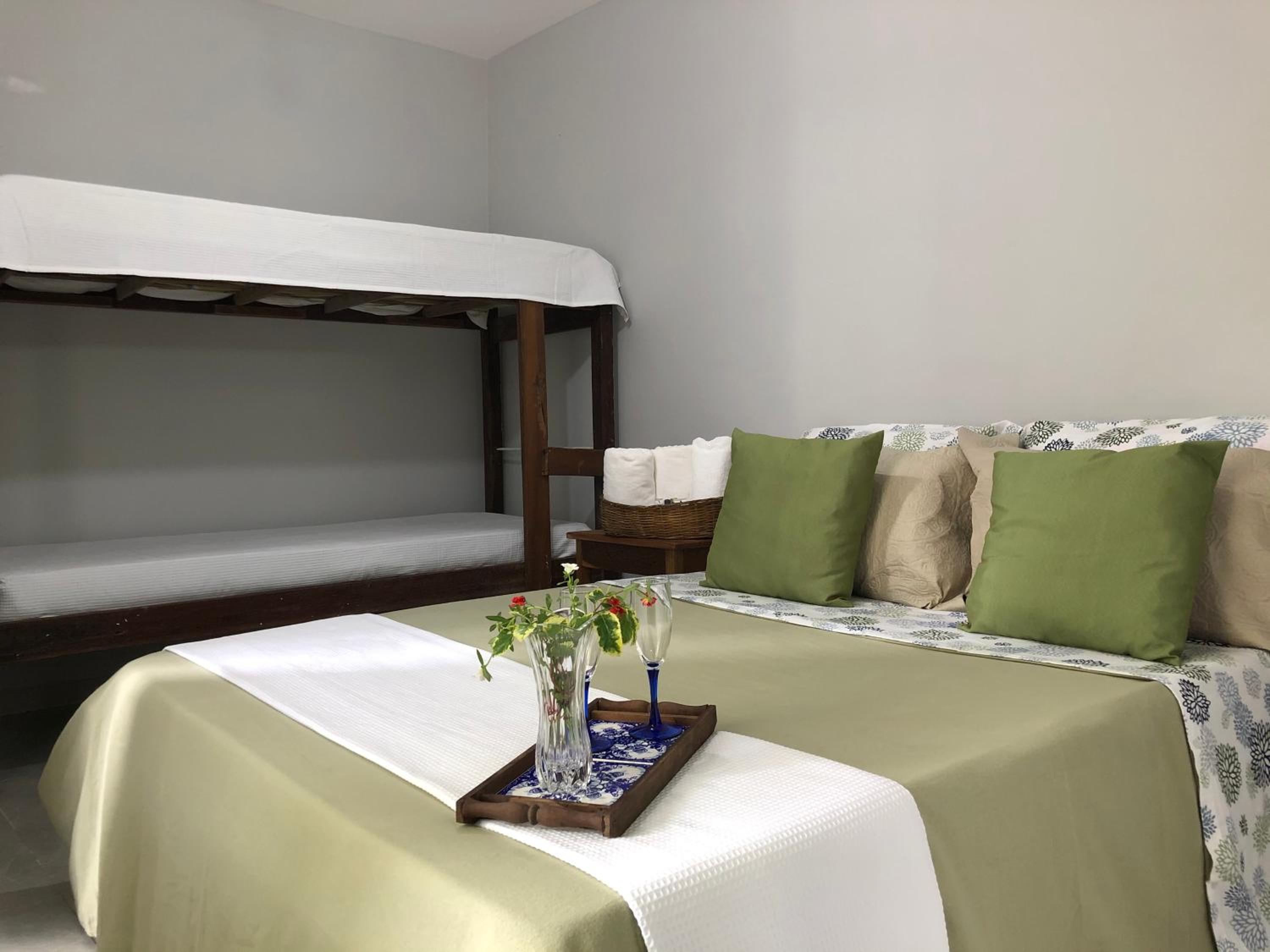 Quadruple Room with Bathroom - Photo 4