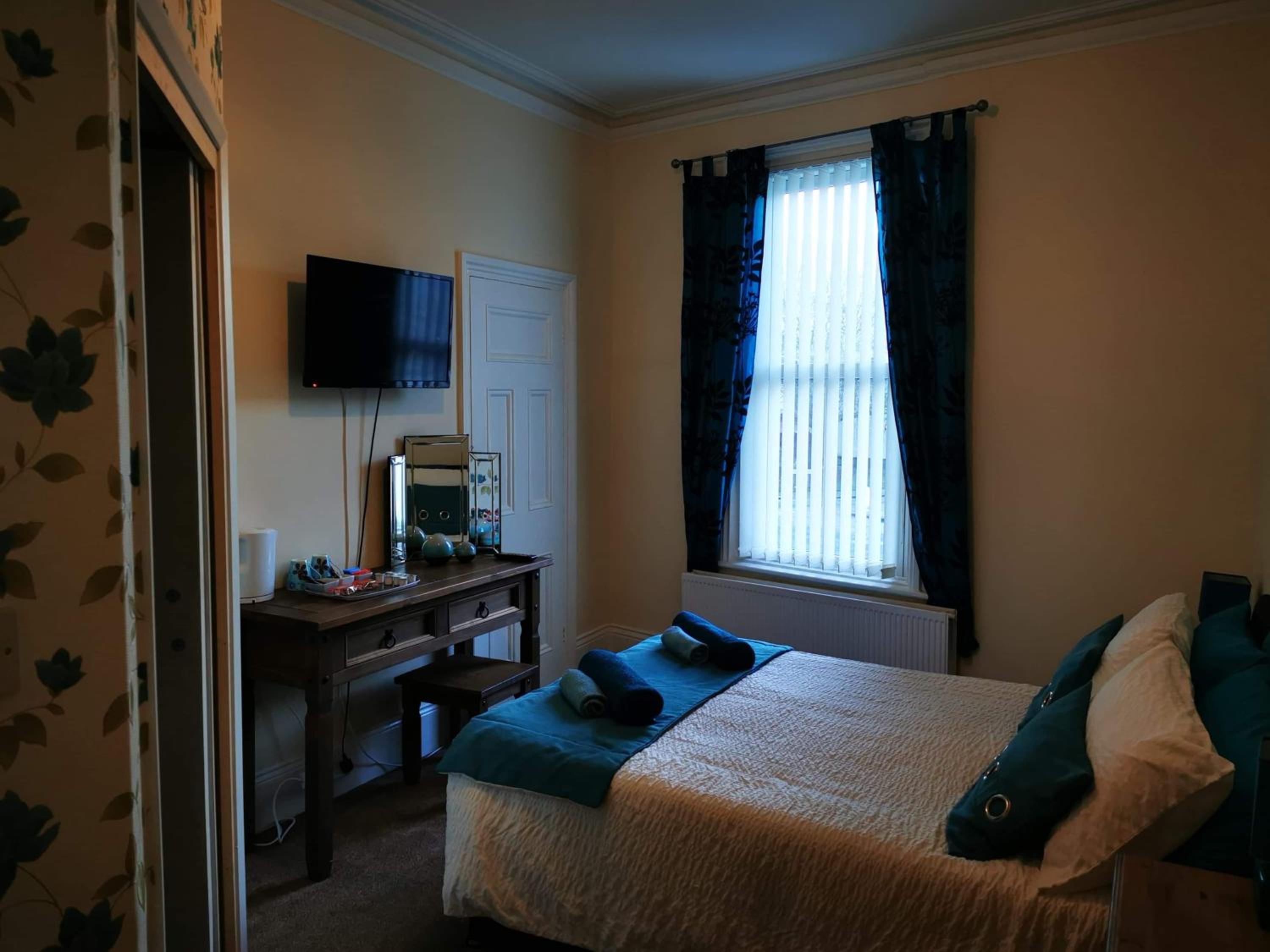 Deluxe Double Room with Shower - Photo 13