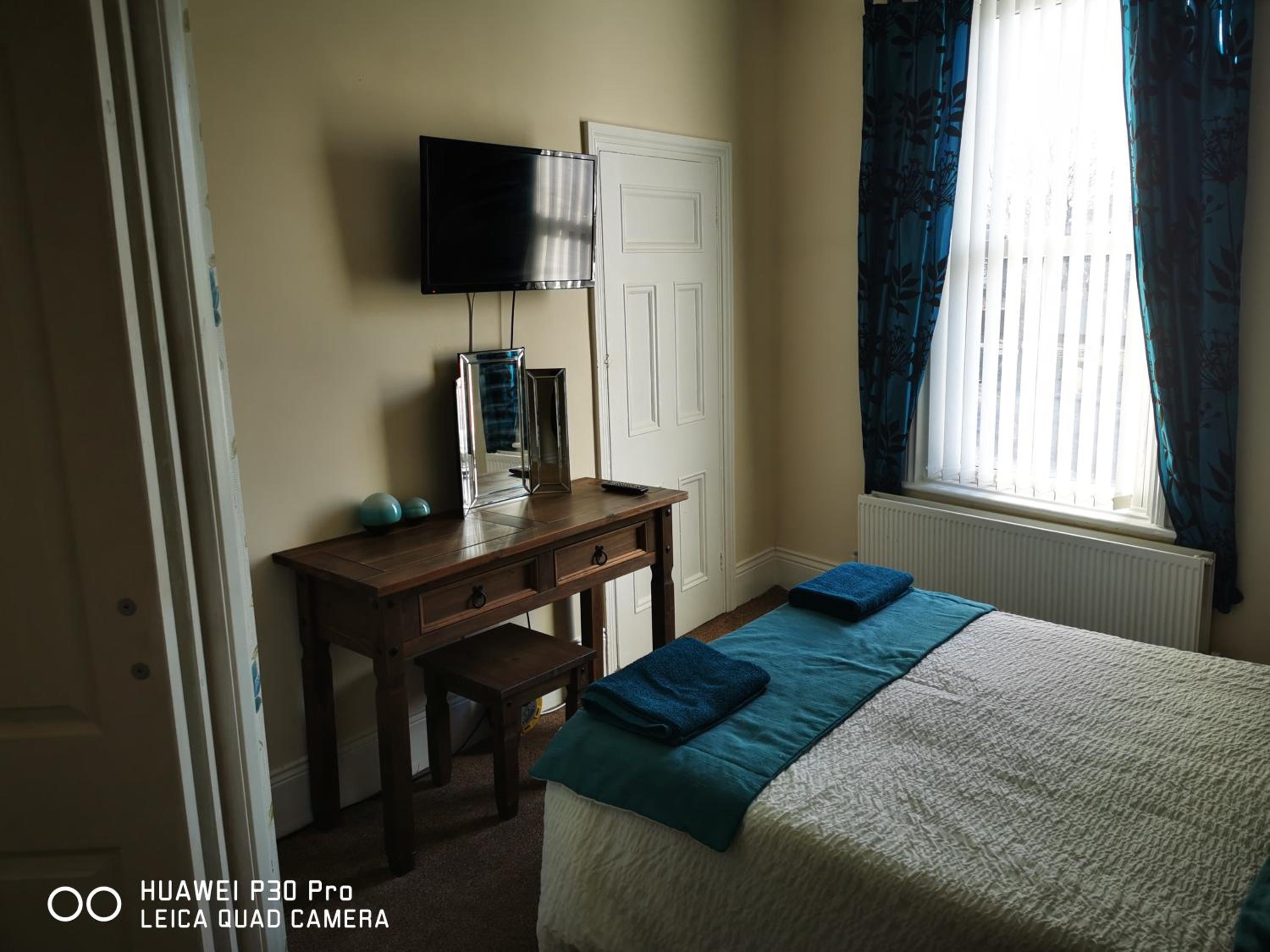 Deluxe Double Room with Shower - Photo 12