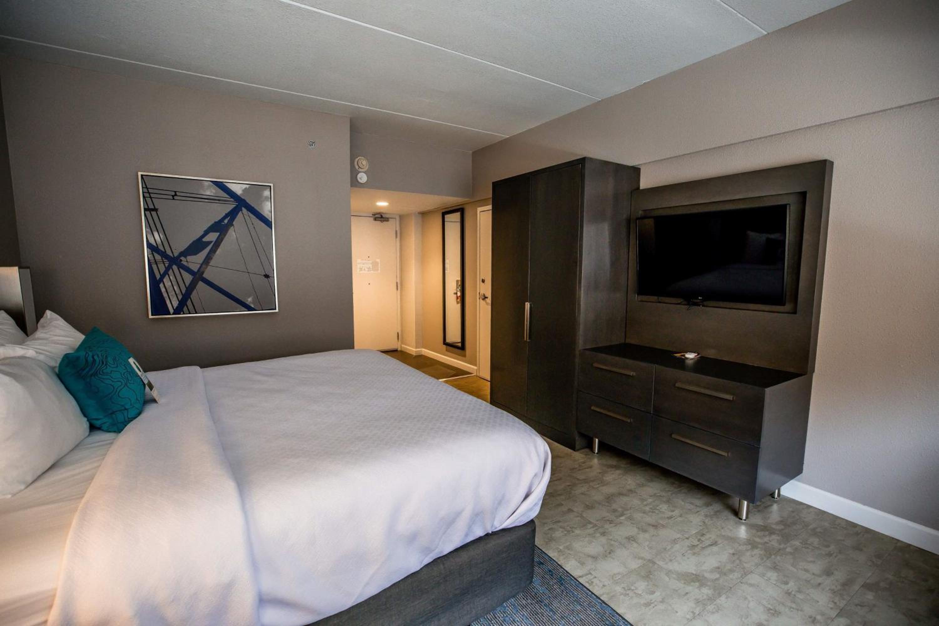 Standard King Room with Walk In Shower and City View - Photo 2