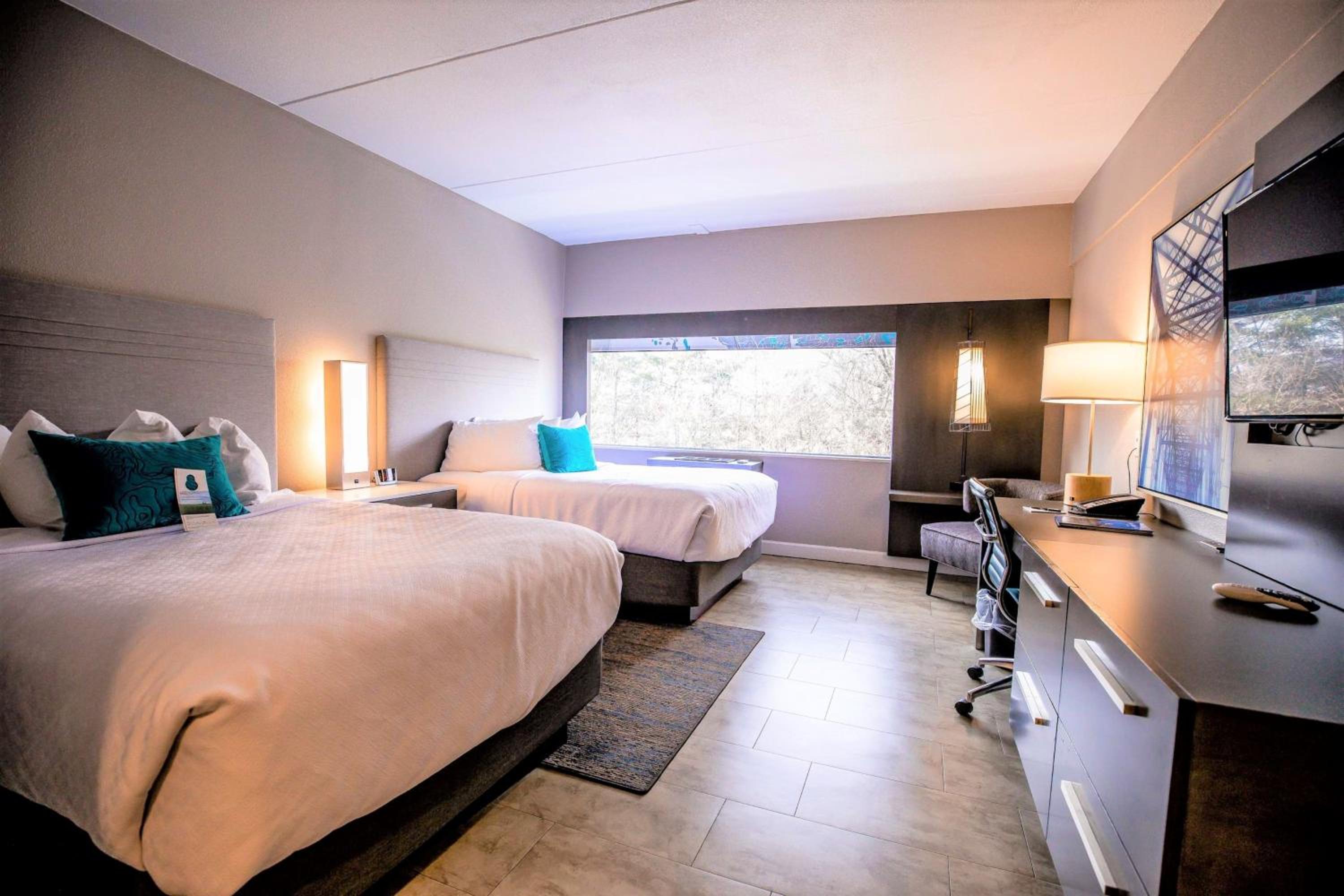 Standard Room with Two Queen Beds - Photo 3