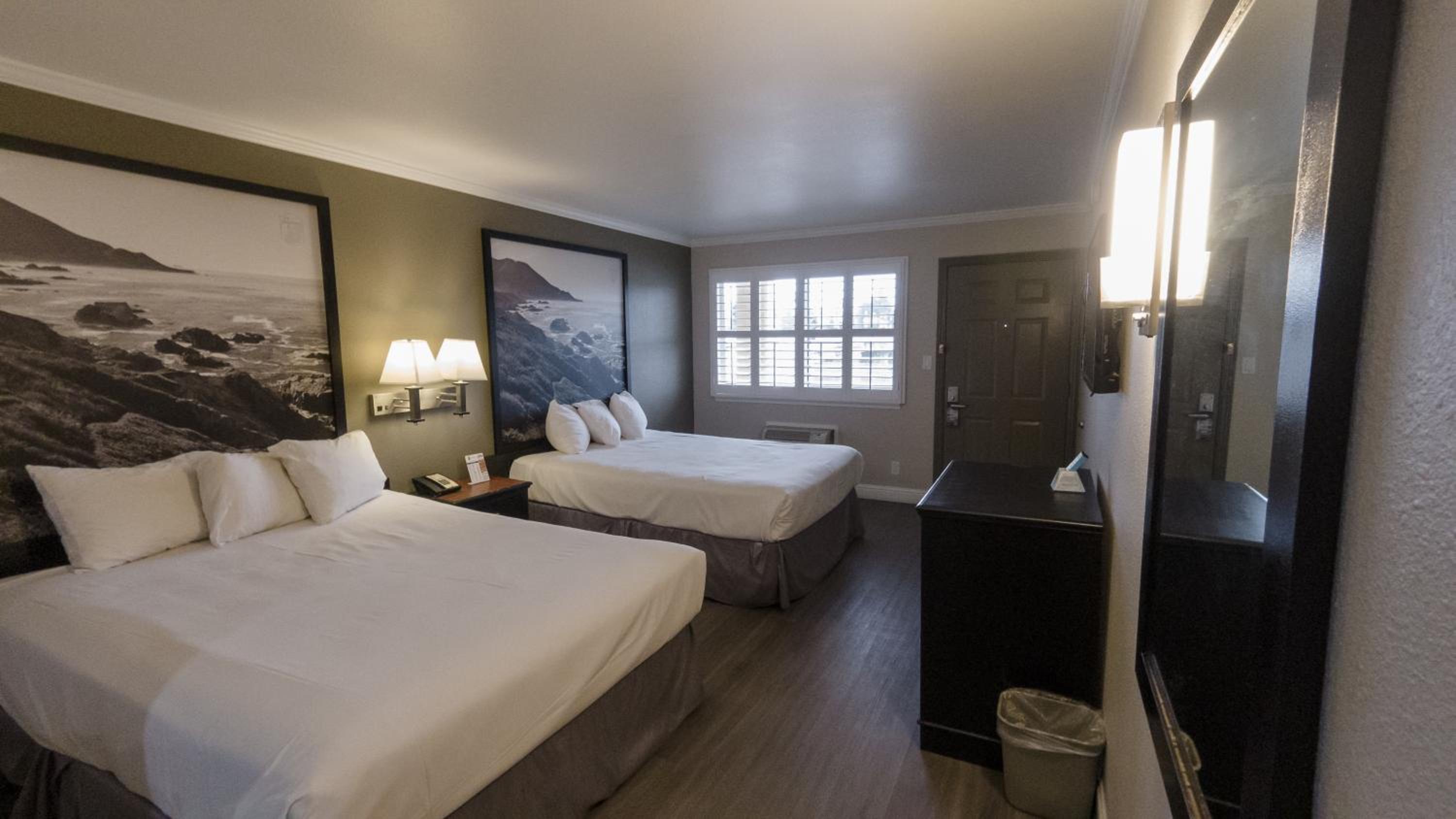 Queen Room with Two Queen Beds - Non-Smoking - Photo 2