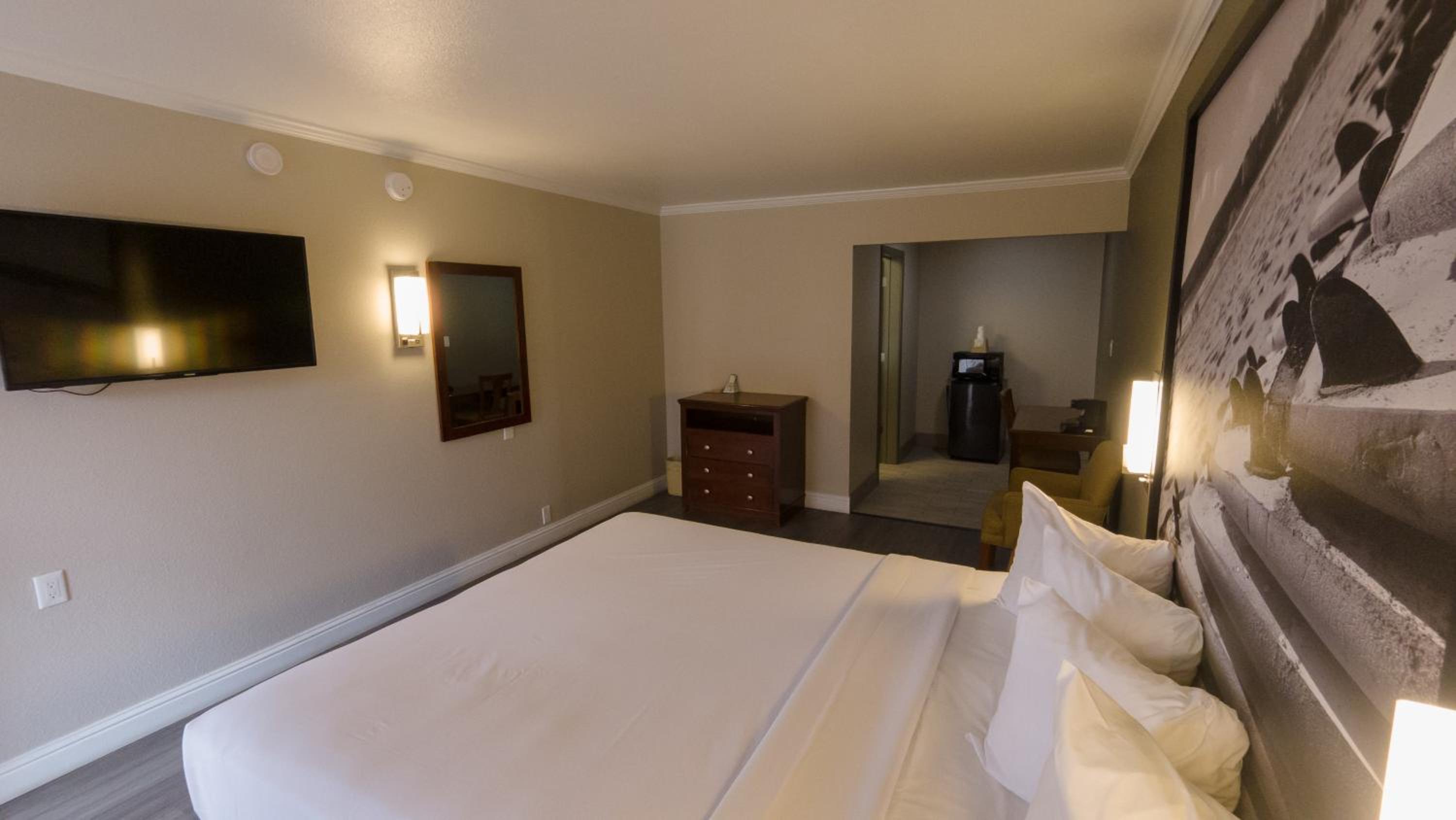 King Room - Non-Smoking - Photo 13
