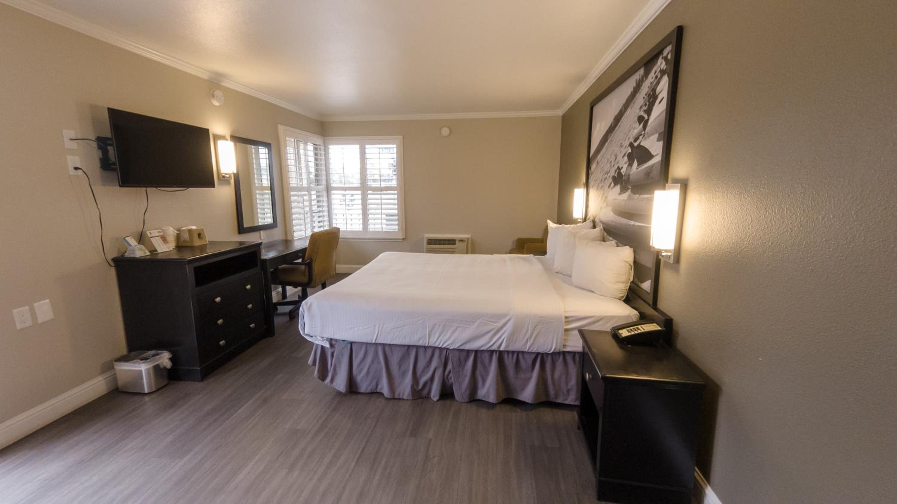King Room - Non-Smoking - Photo 11