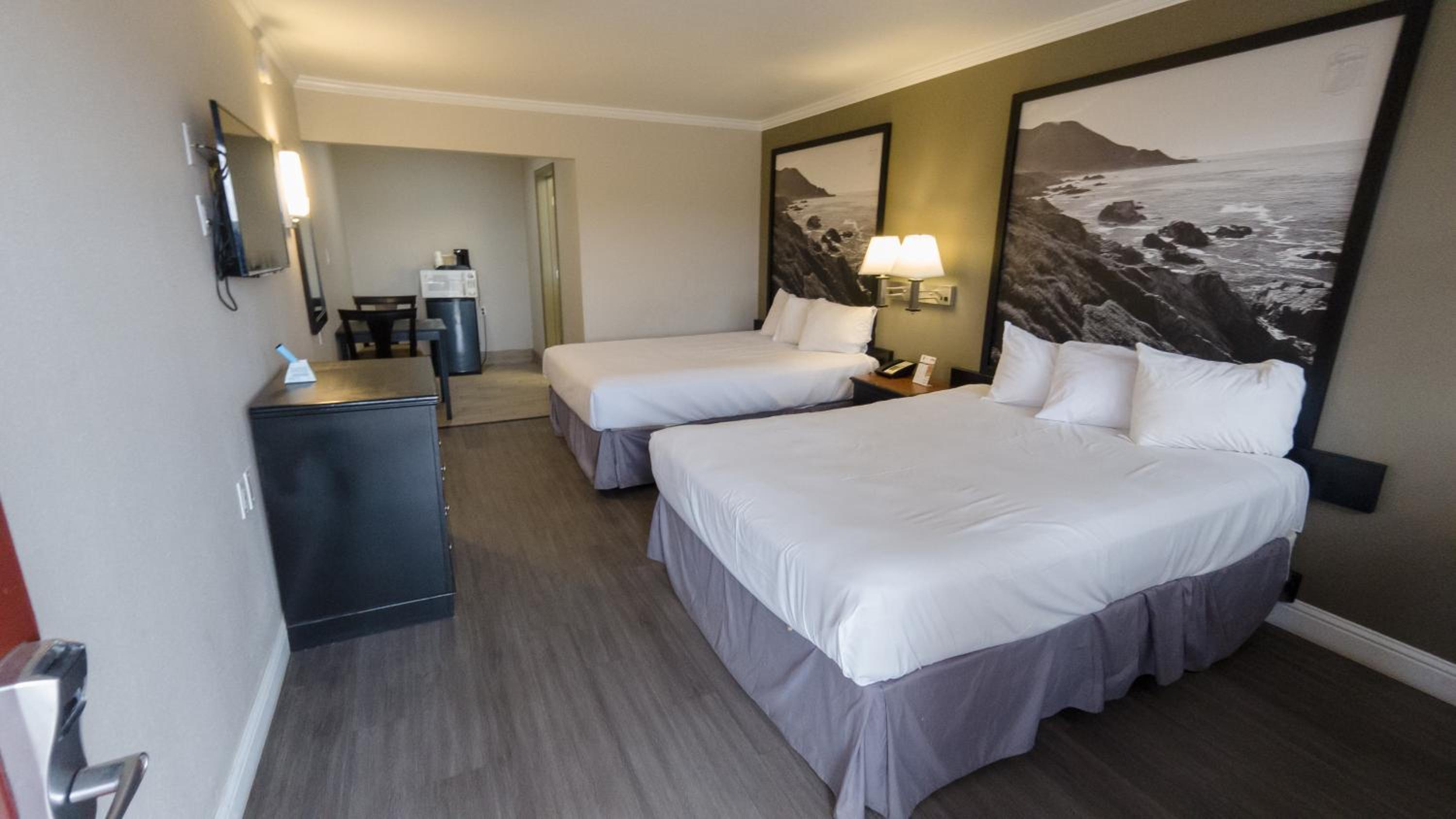Queen Room with Two Queen Beds - Non-Smoking - Photo 5
