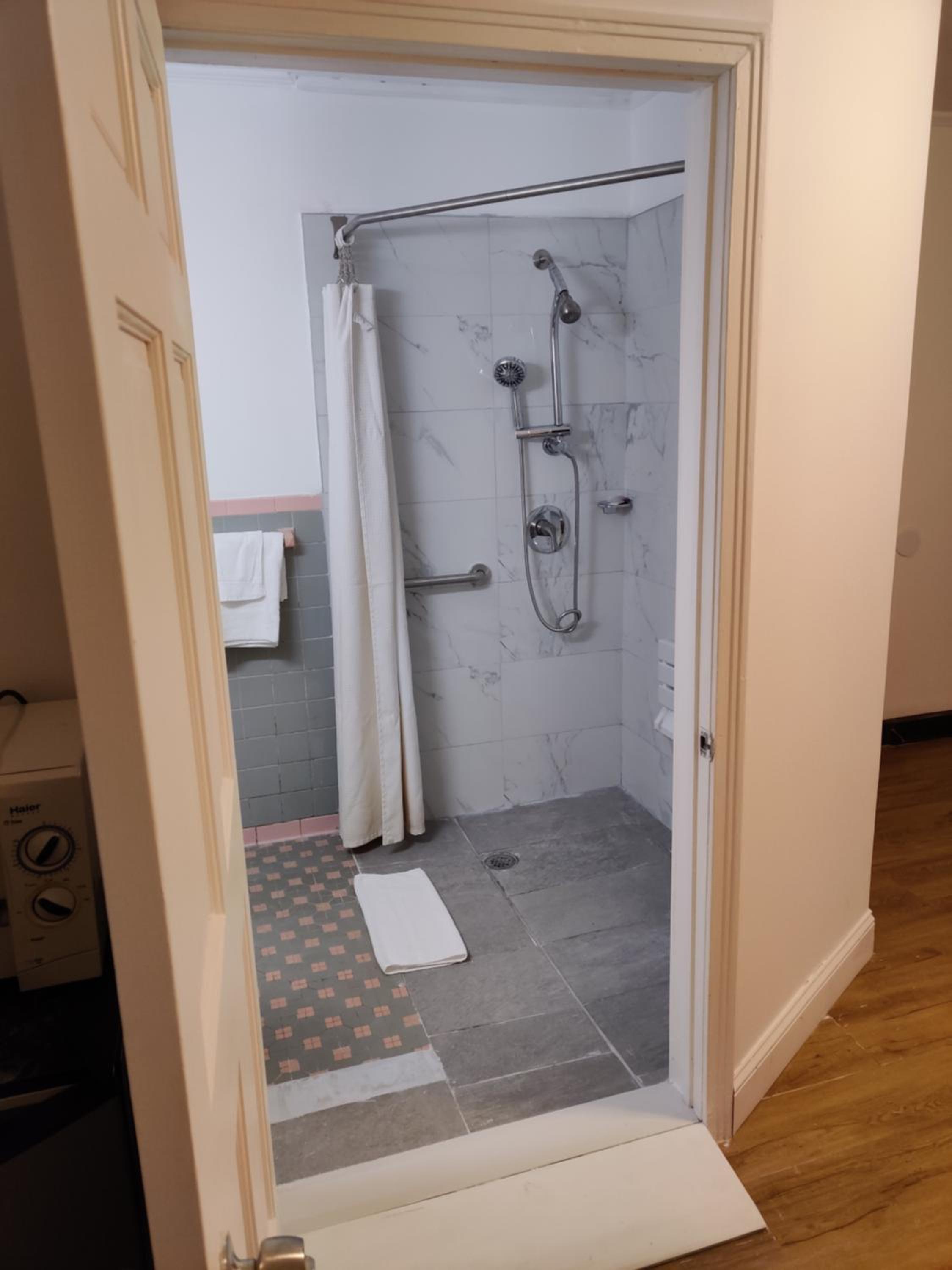 Single Room - Disability Access photo 3