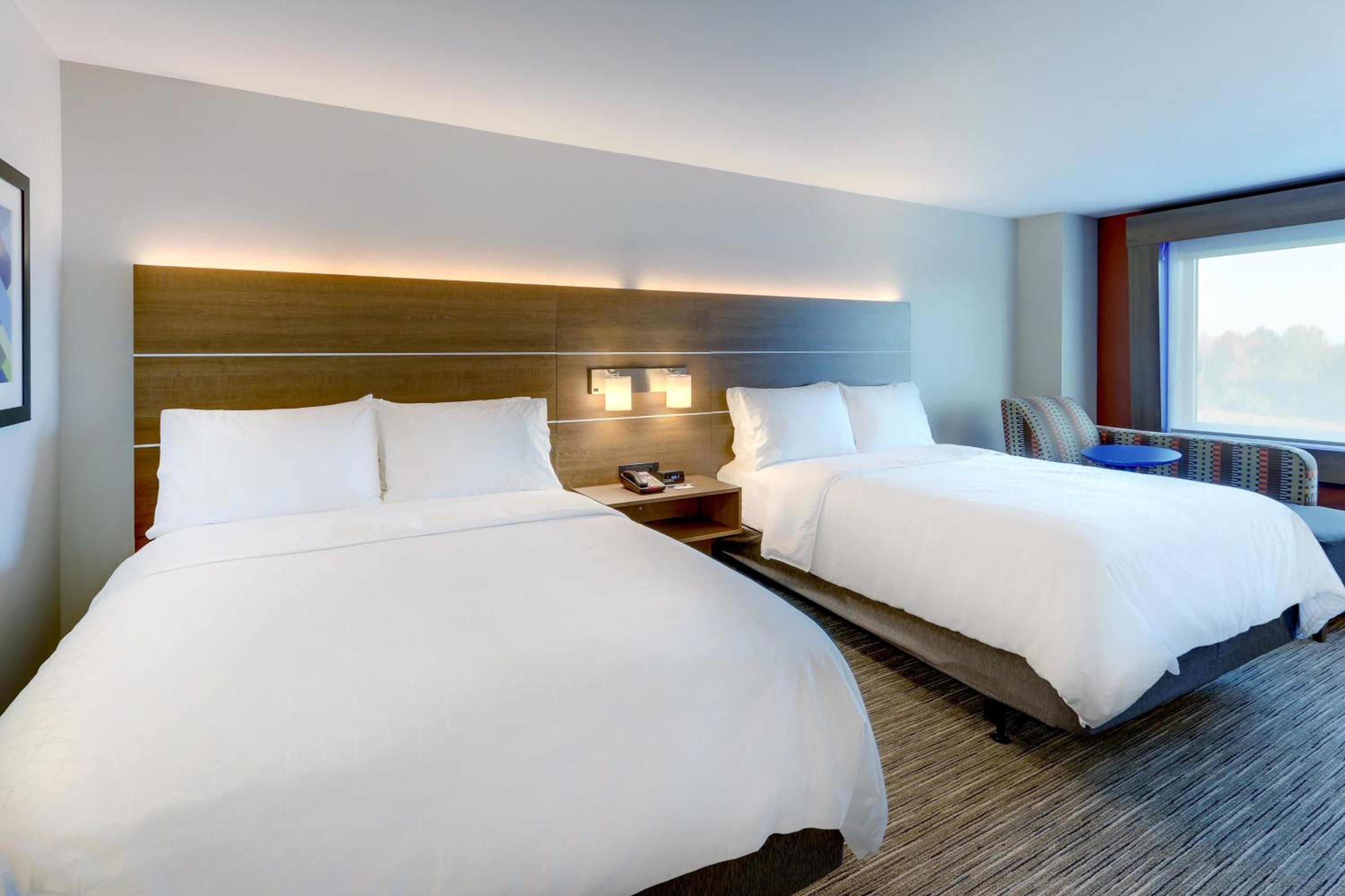 Standard Room with Two Queen Beds - Photo 3