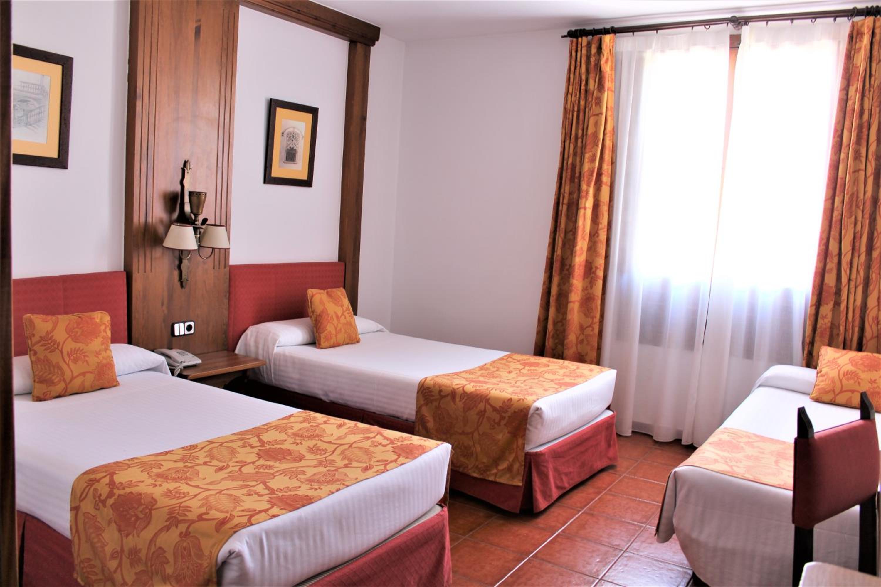 Habitación Doble con Cama Extra (2 adultos + 1 niño)
