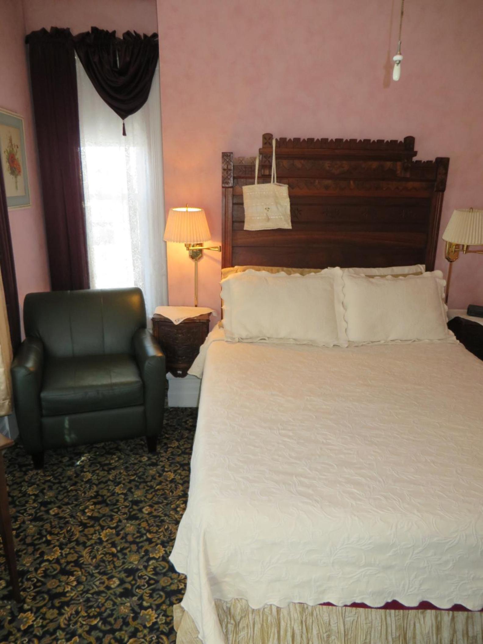 Queen Room photo 1