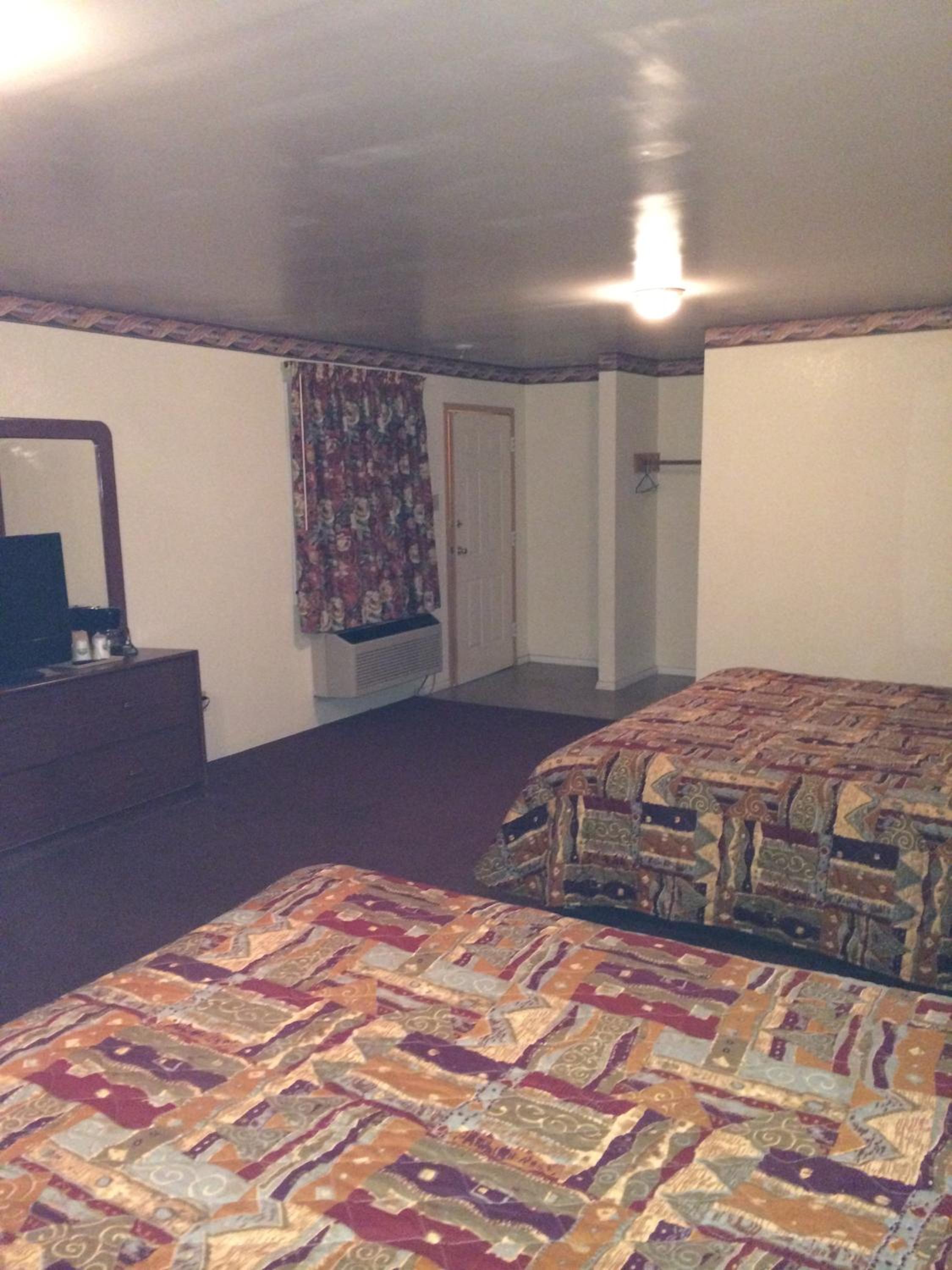 King Room with Two King Beds - Photo 5
