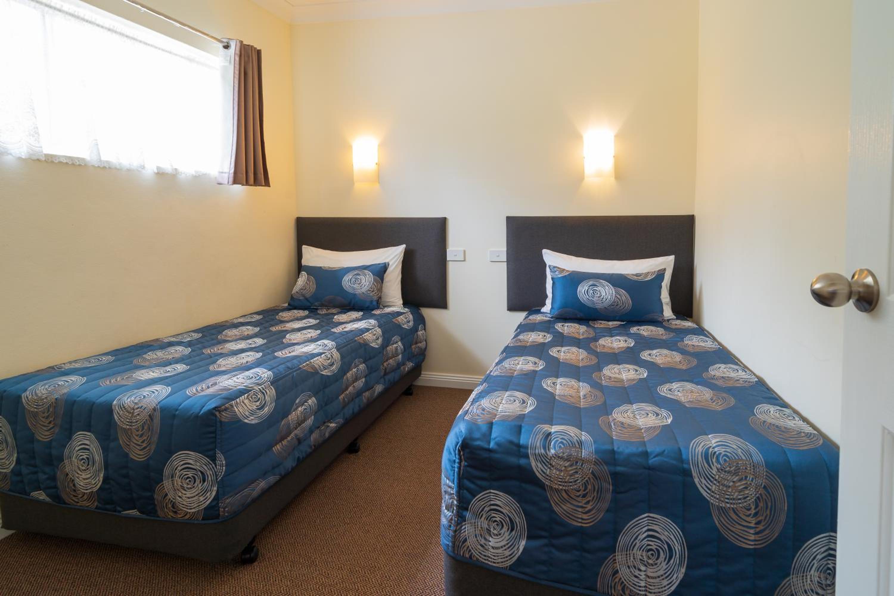 Deluxe Family Suite - Photo 4