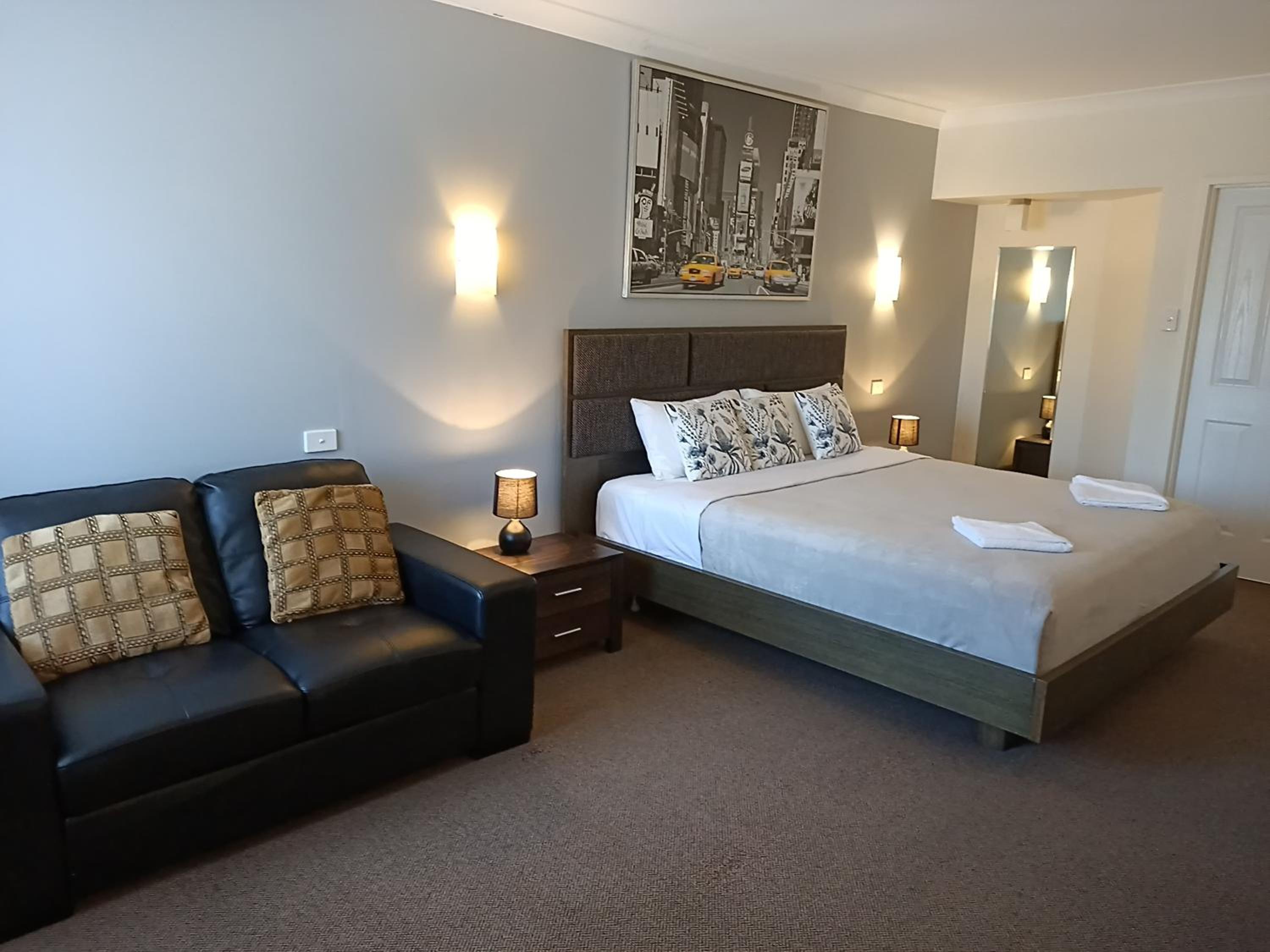 Deluxe King Room - Photo 1
