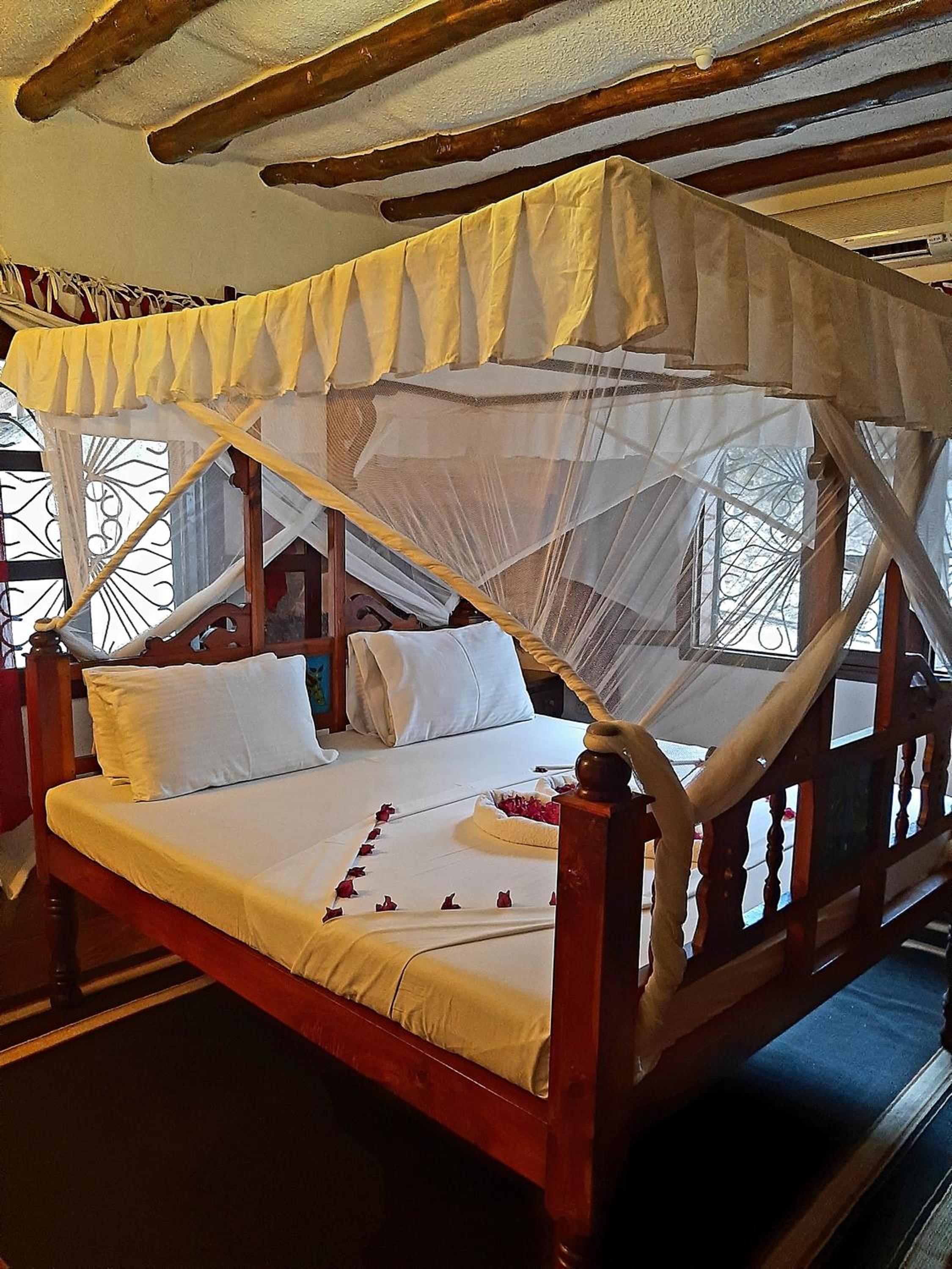 Standard Double Room - Photo 10