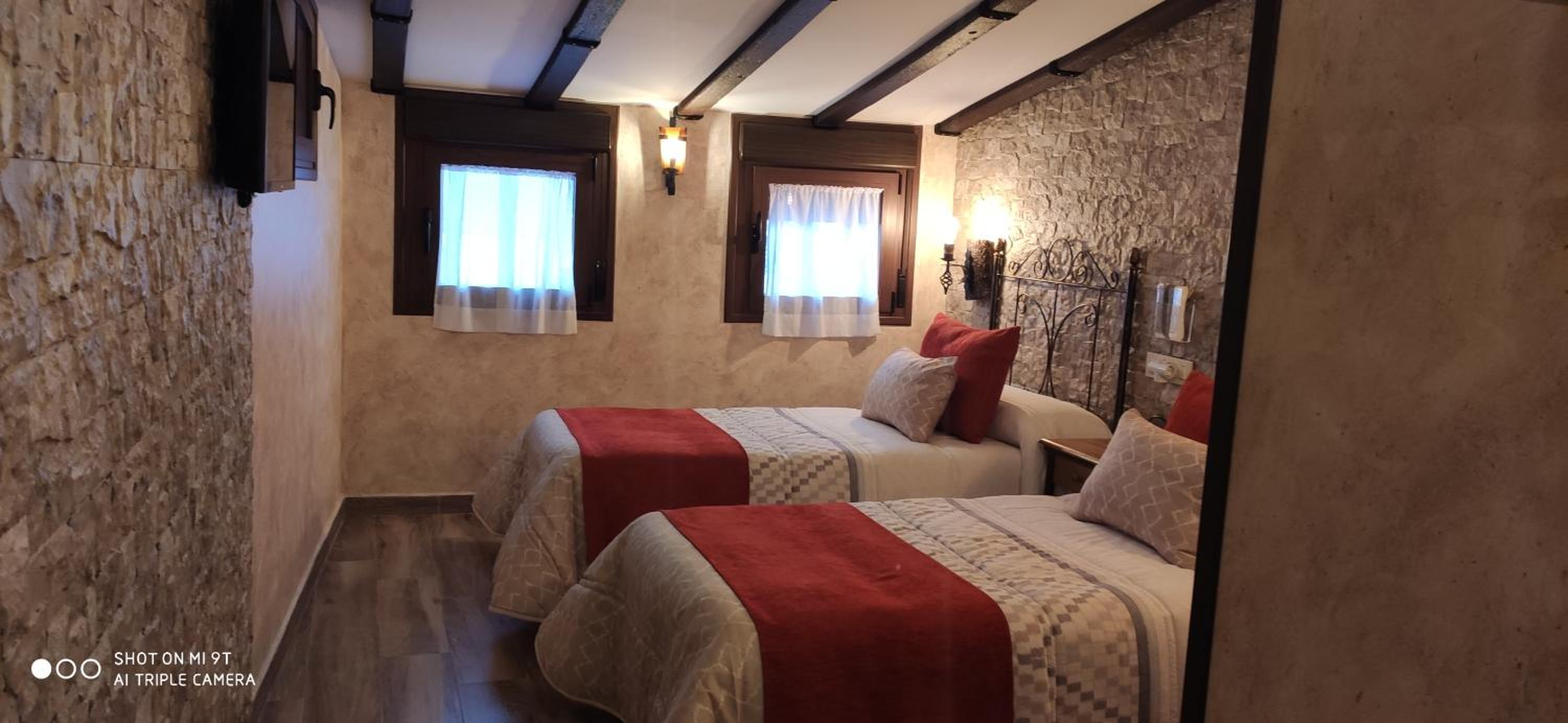 Twin Room with Private Bathroom photo 3