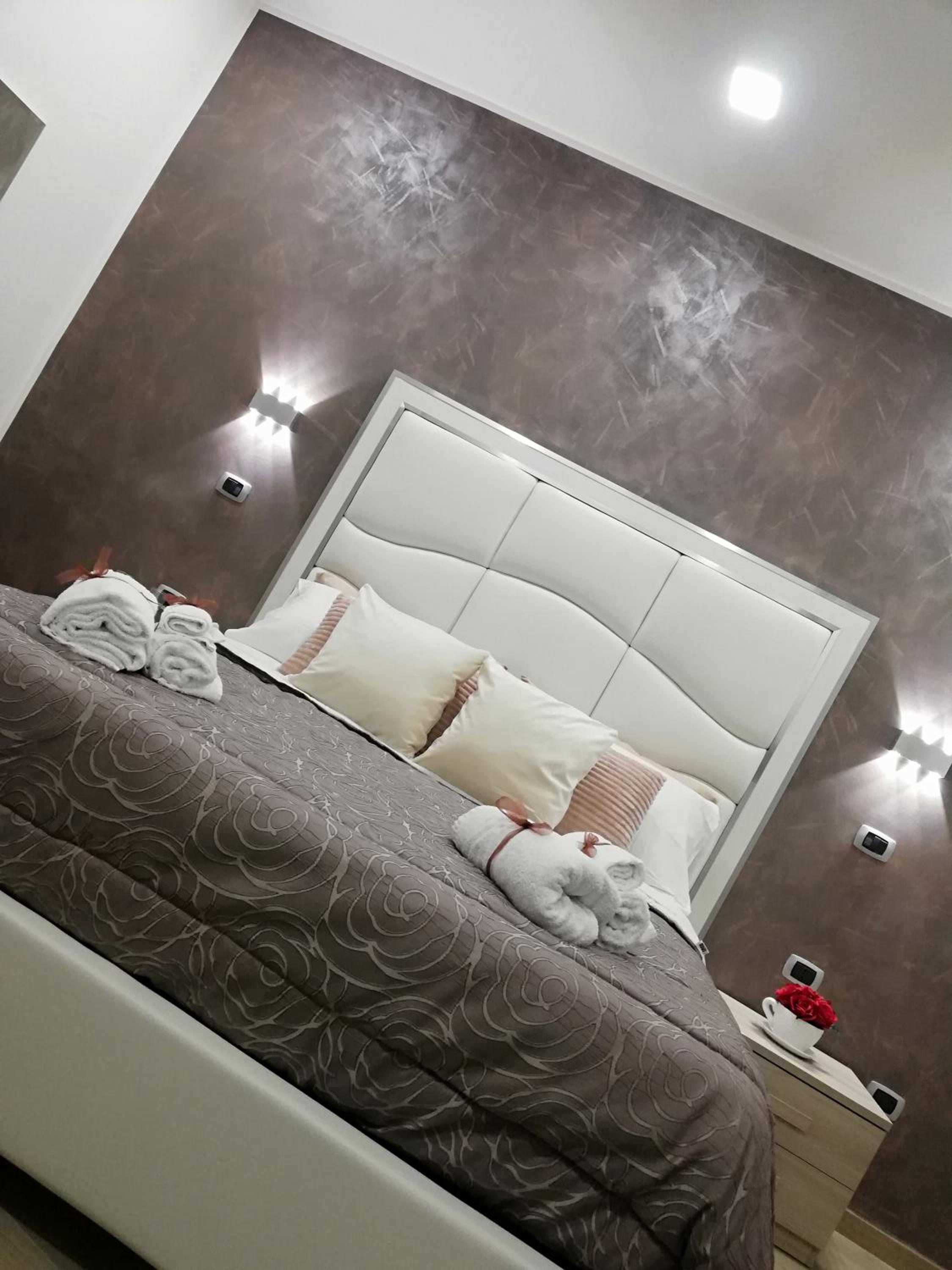 Deluxe Double Room with Balcony - Photo 12
