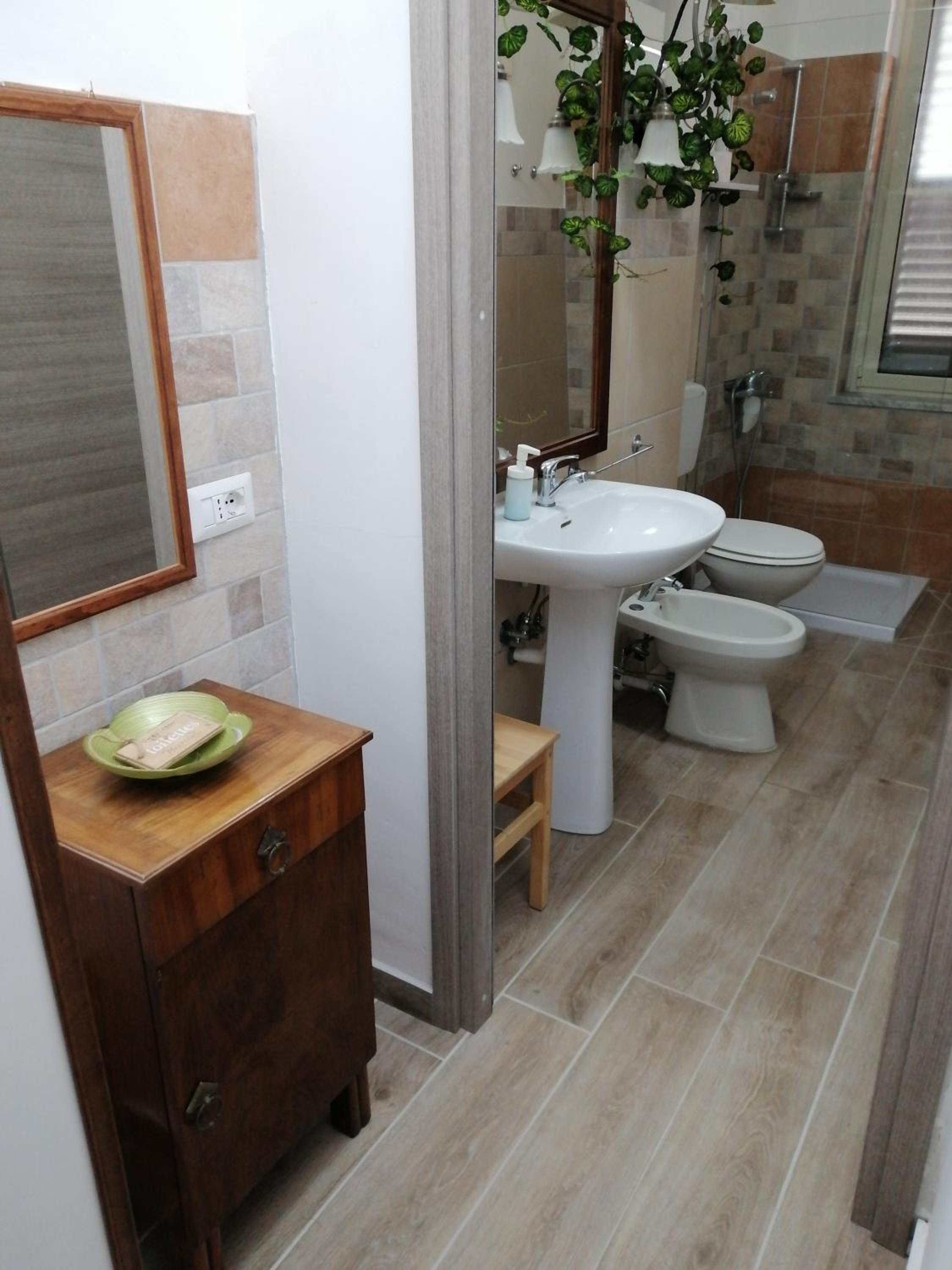 Double Room with Private External Bathroom - Photo 6
