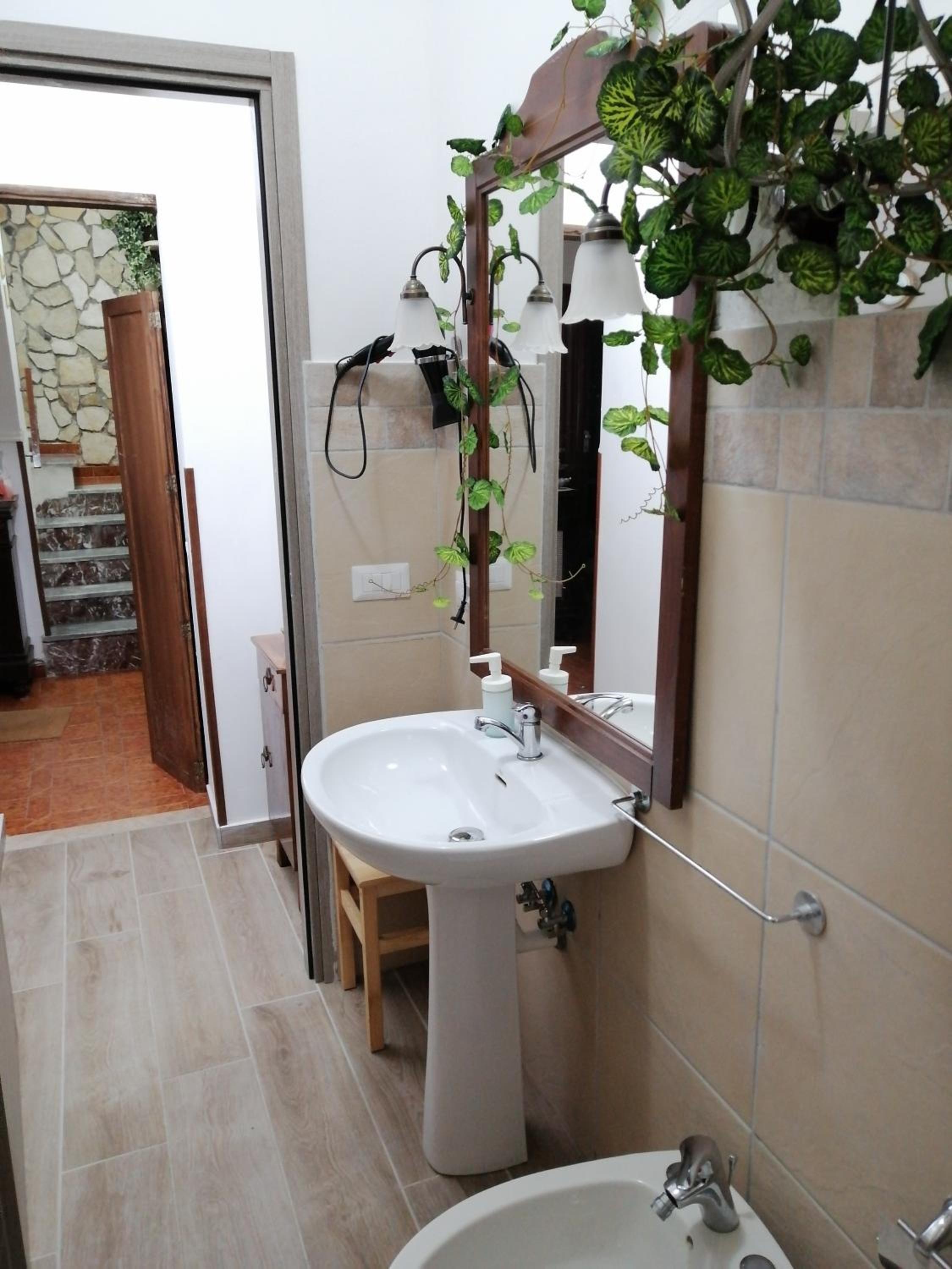 Double Room with Private External Bathroom - Photo 4
