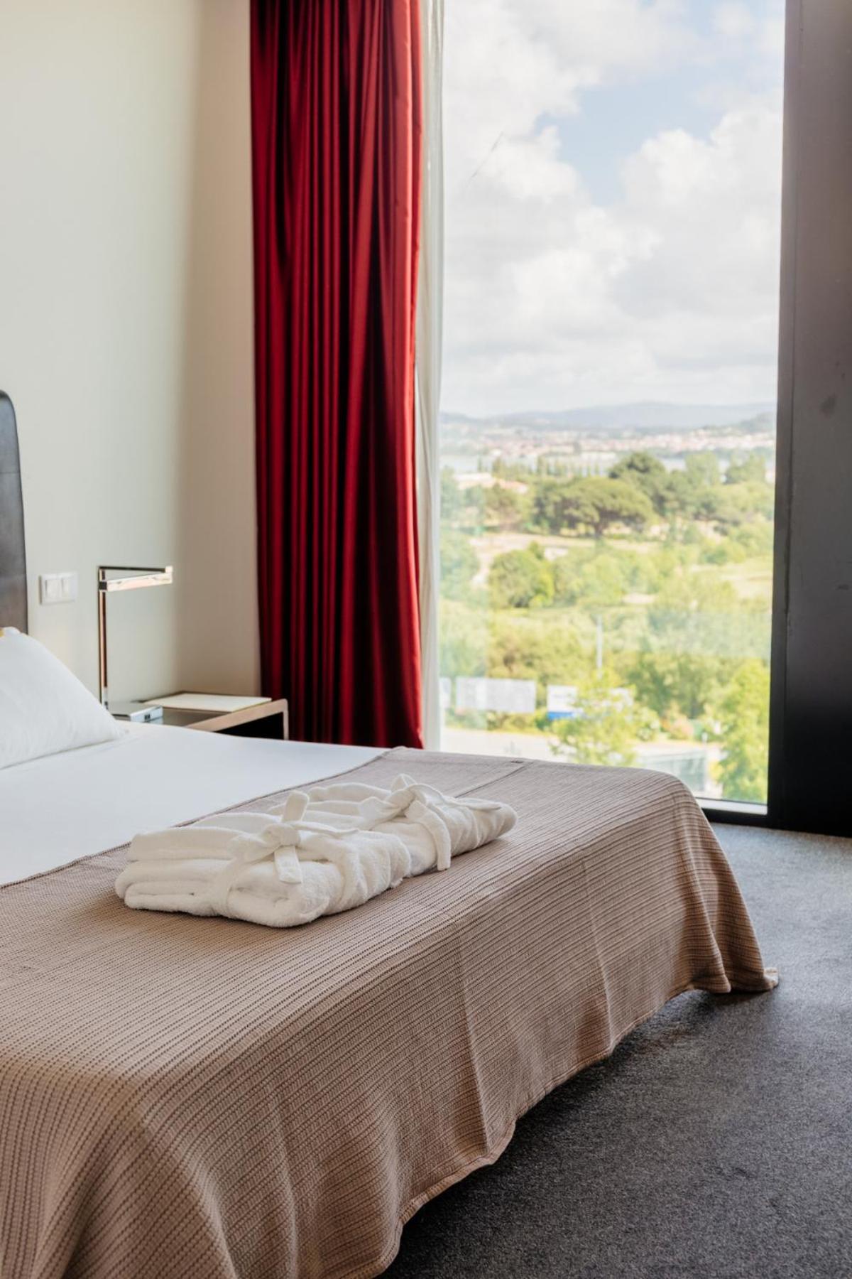 Double or Twin Room (2 Adults + 1 Child) - Photo 8