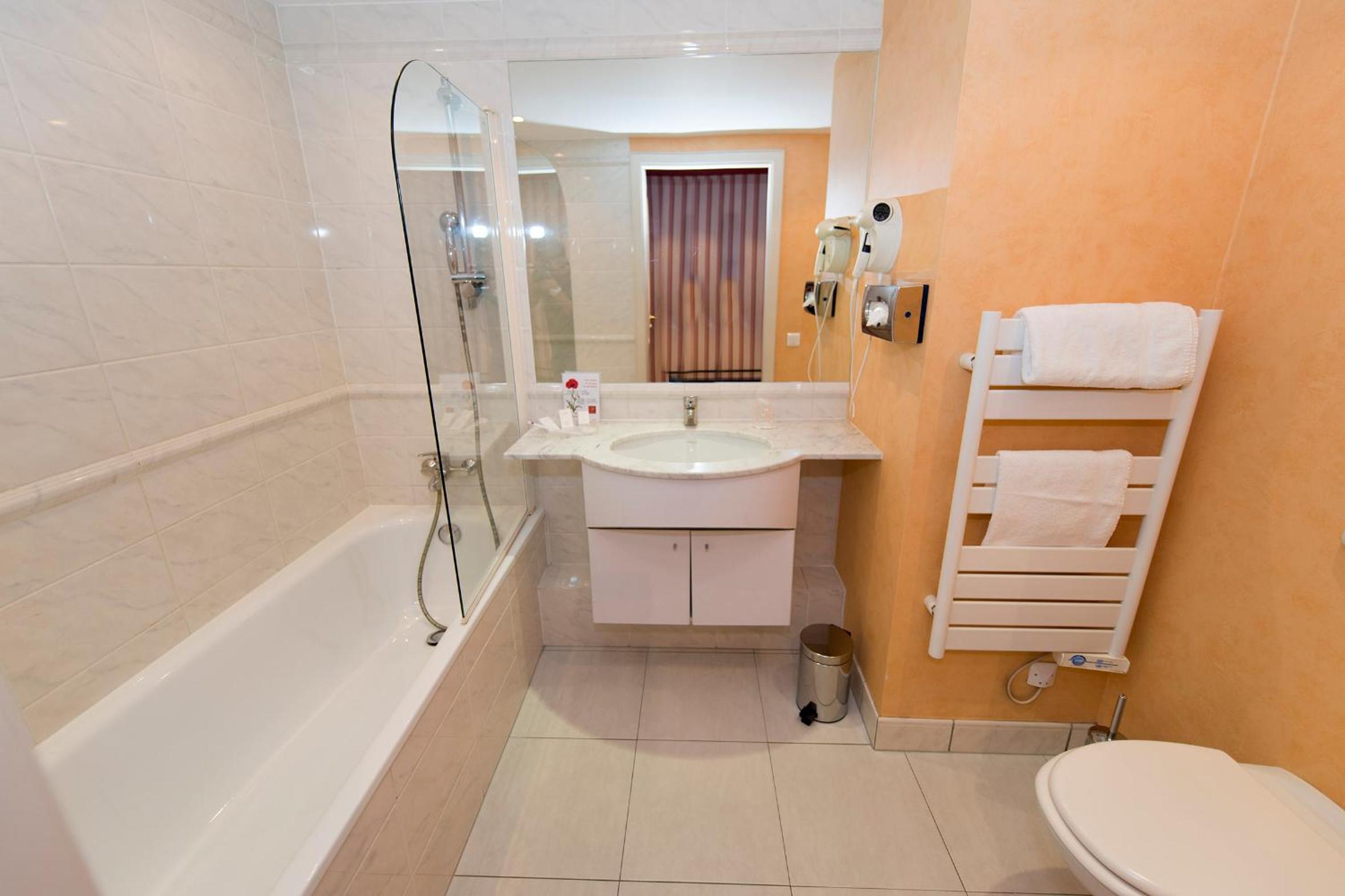 Deluxe Double Room with Balcony - Photo 4