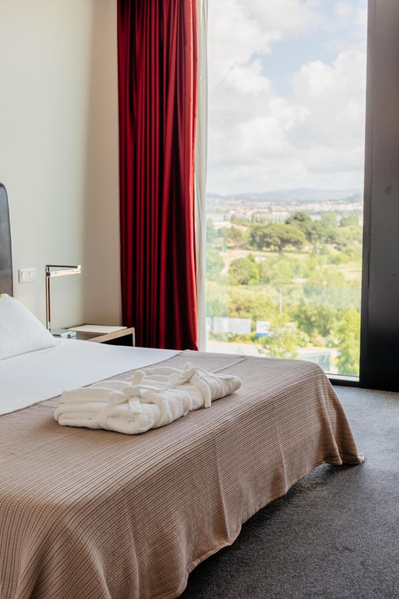 Double or Twin Room (2 Adults + 1 Child) - Photo 1