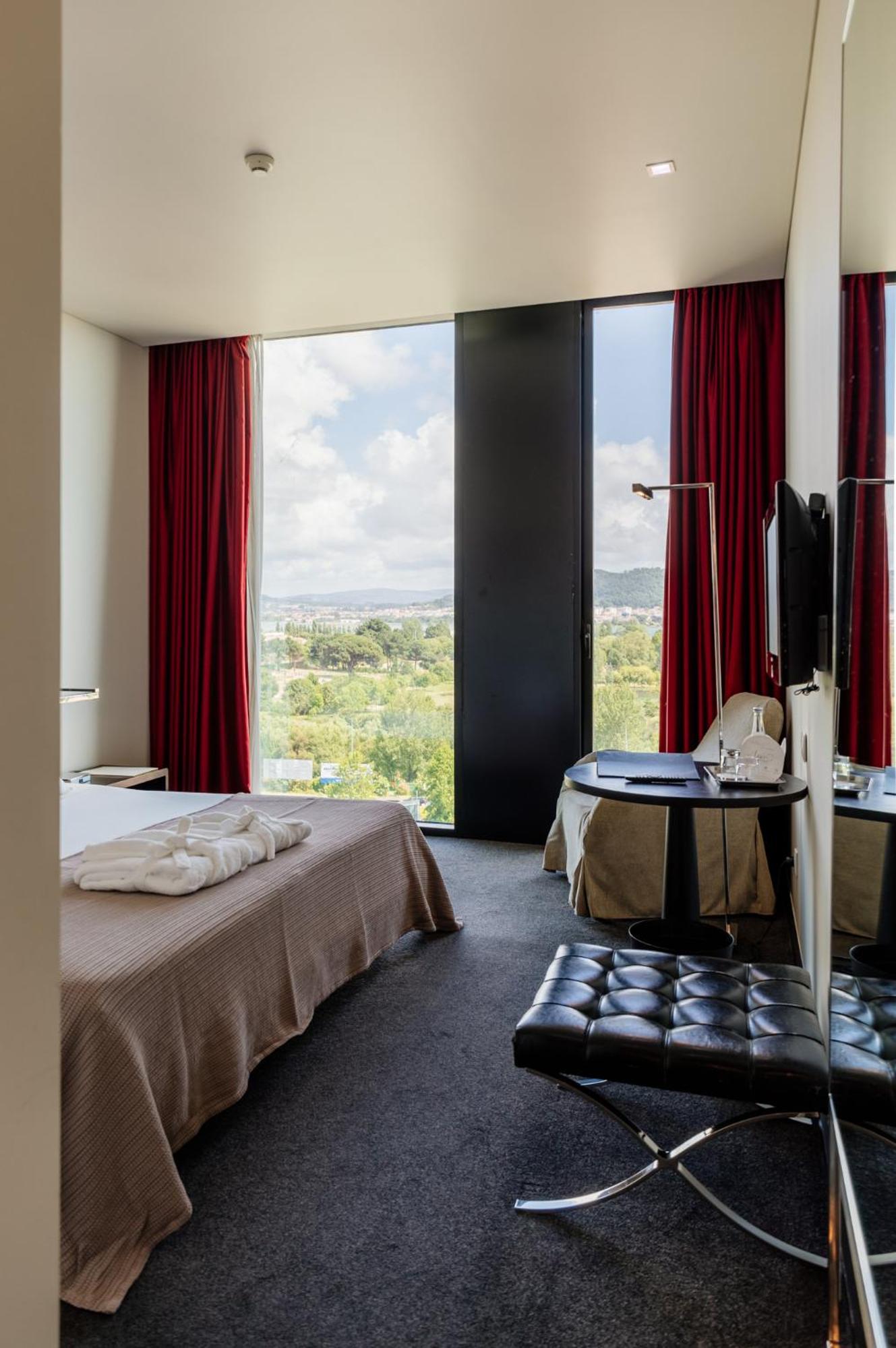 Double or Twin Room (2 Adults + 1 Child) - Photo 4