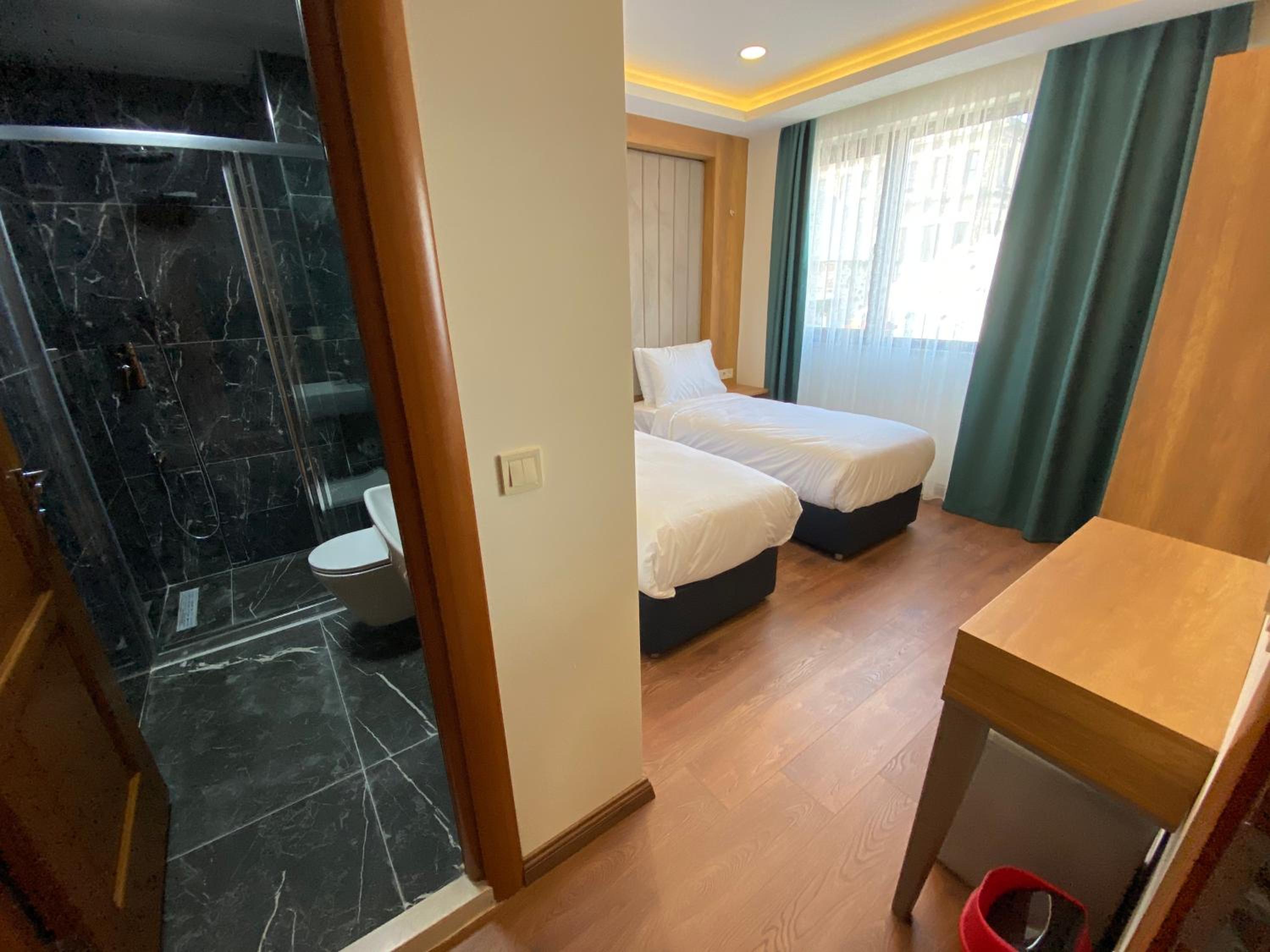 Standard Twin Room photo 2
