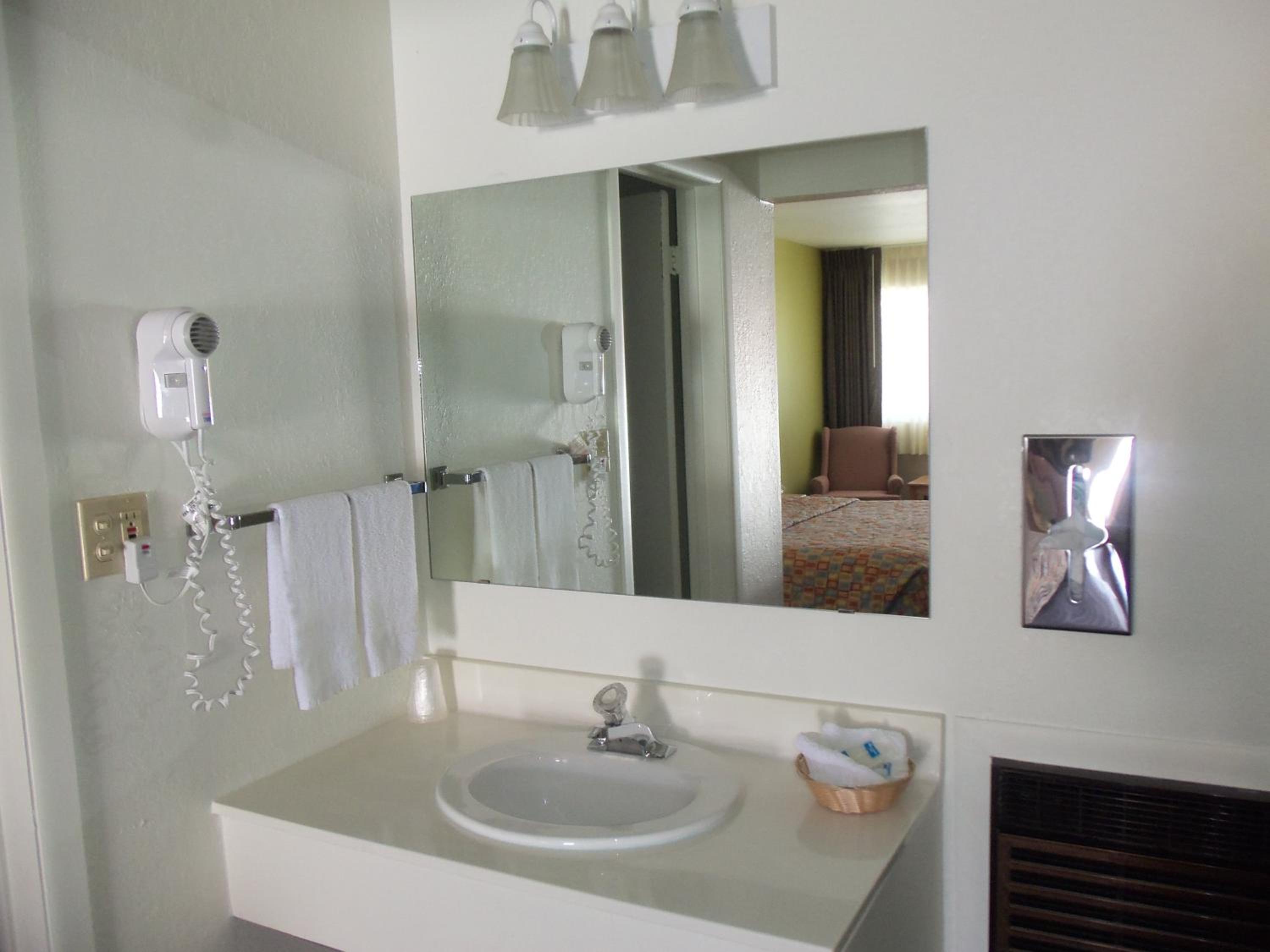Queen Room with Two Queen Beds - Pet Friendly - Photo 2