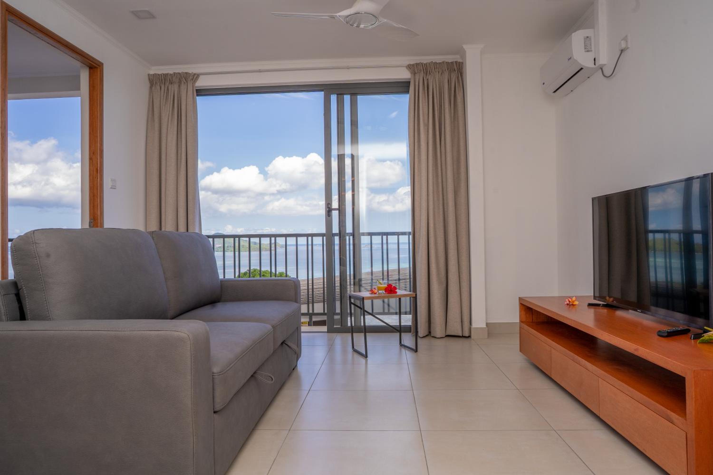 One-Bedroom Apartment with Sea View photo 1