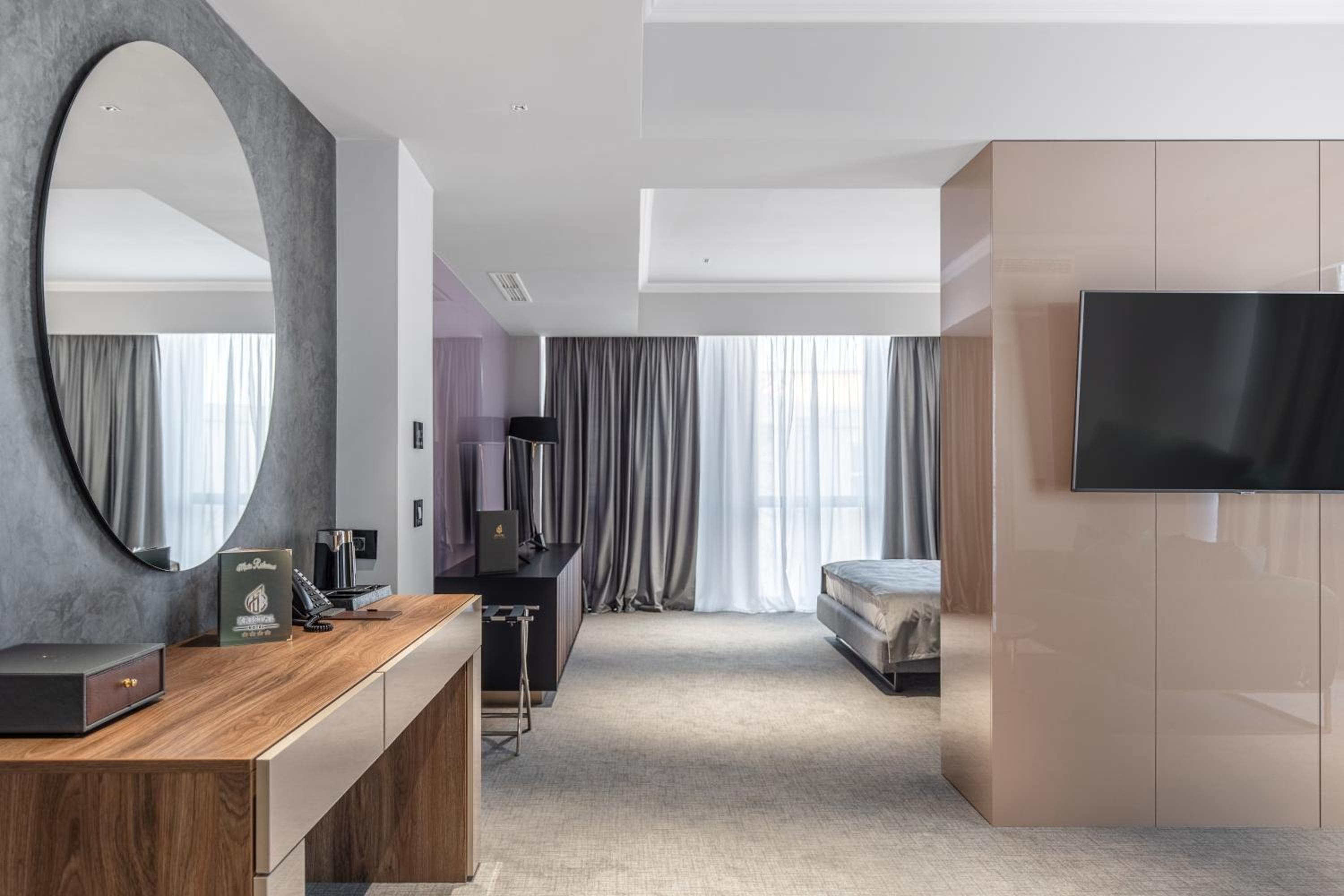 One-Bedroom Apartment - Photo 2