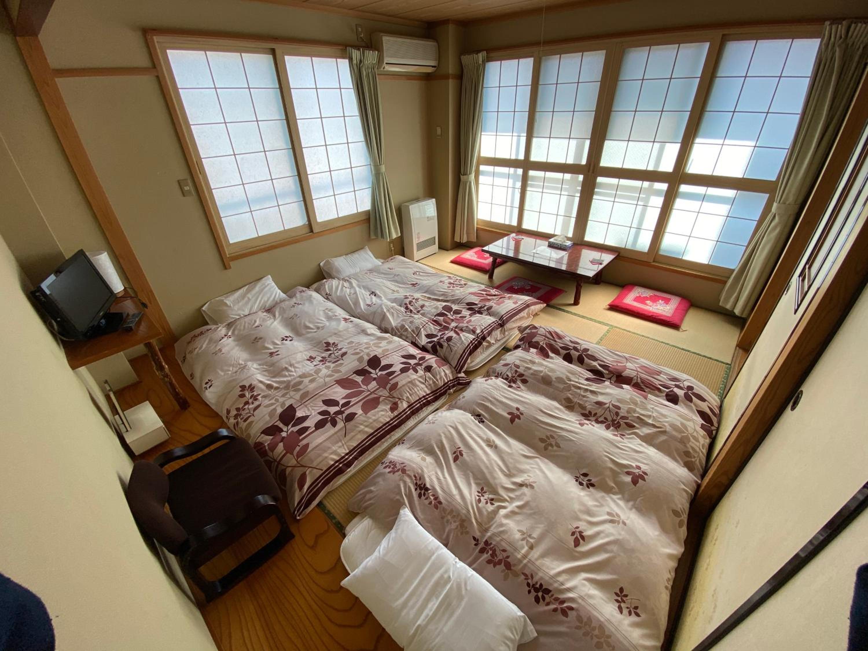 Japanese-Style Triple Room with Private Toilet and Shared Bathroom photo 3