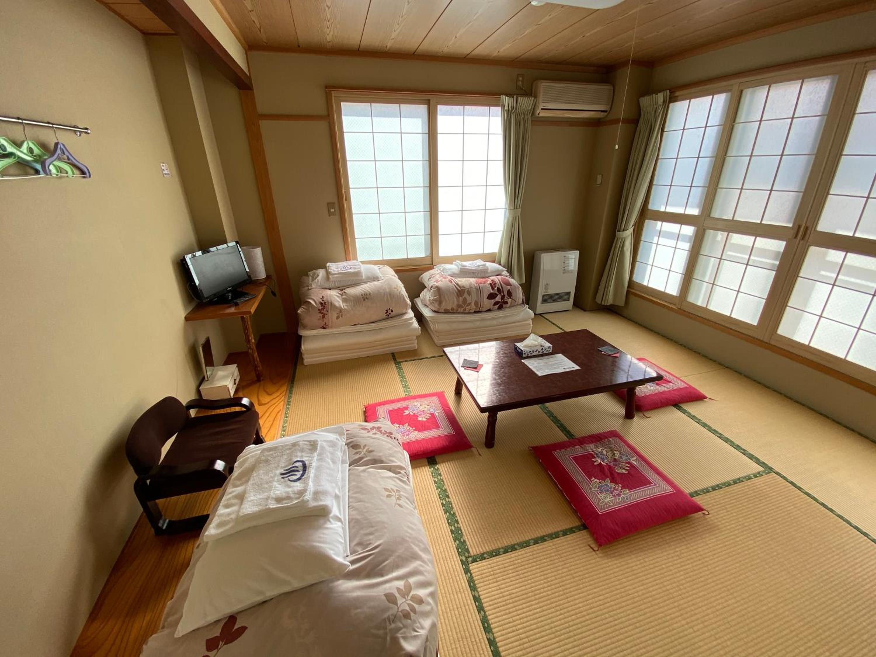 Japanese-Style Triple Room with Private Toilet and Shared Bathroom photo 2