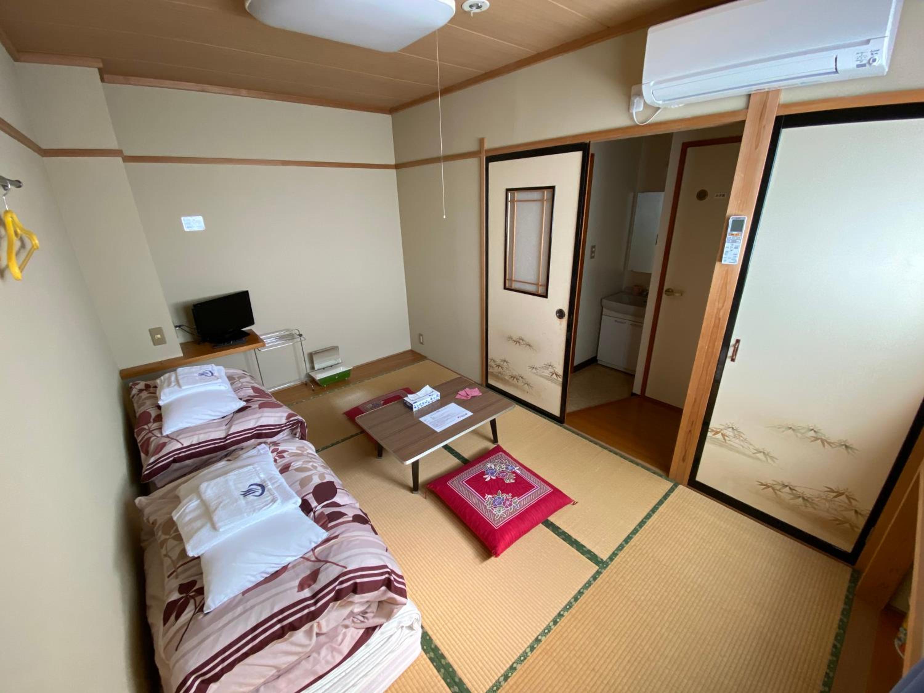 Japanese-Style Double Room with Private Toilet and Shared Bathroom photo 2