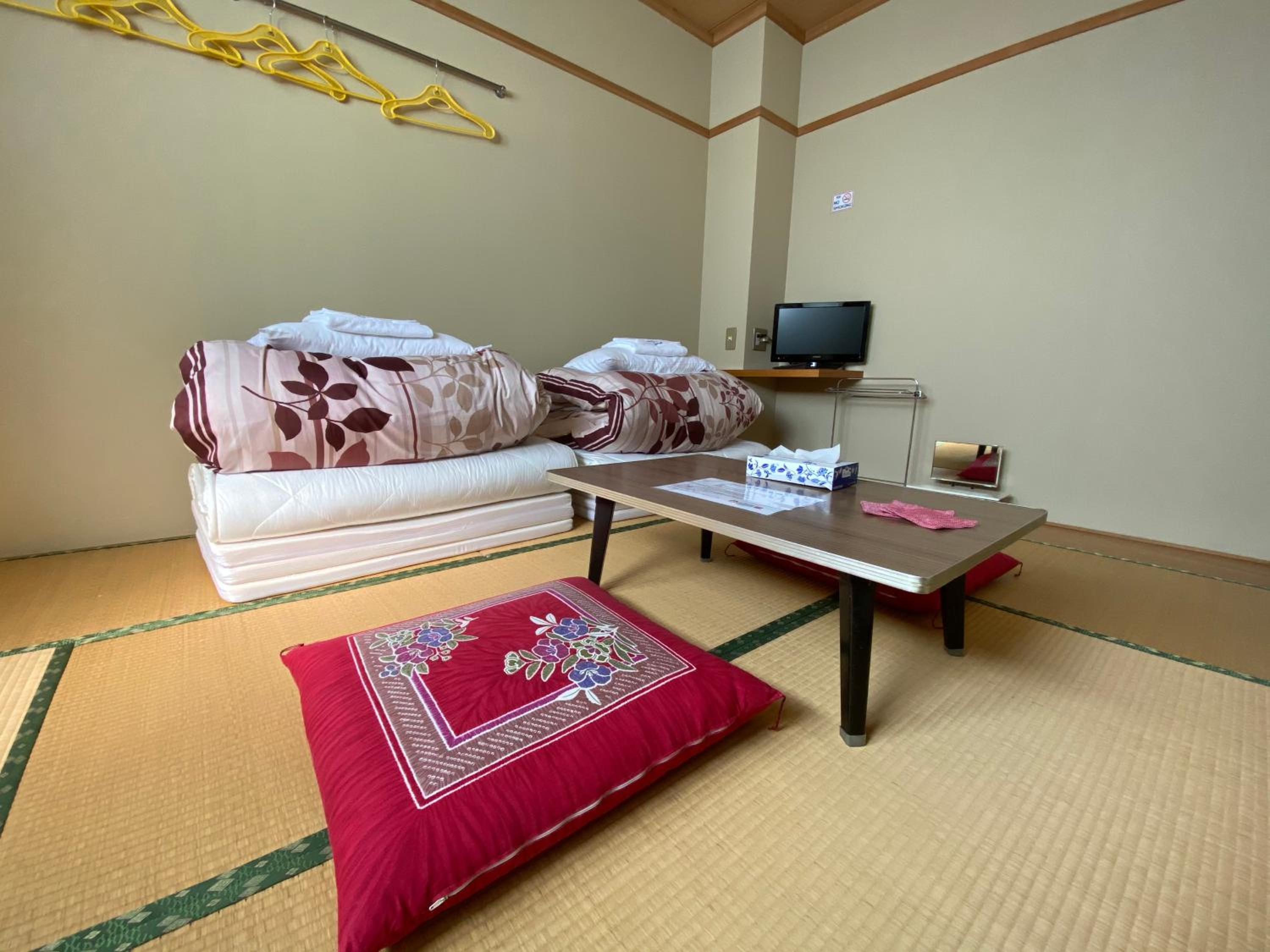 Japanese-Style Double Room with Private Toilet and Shared Bathroom photo 3