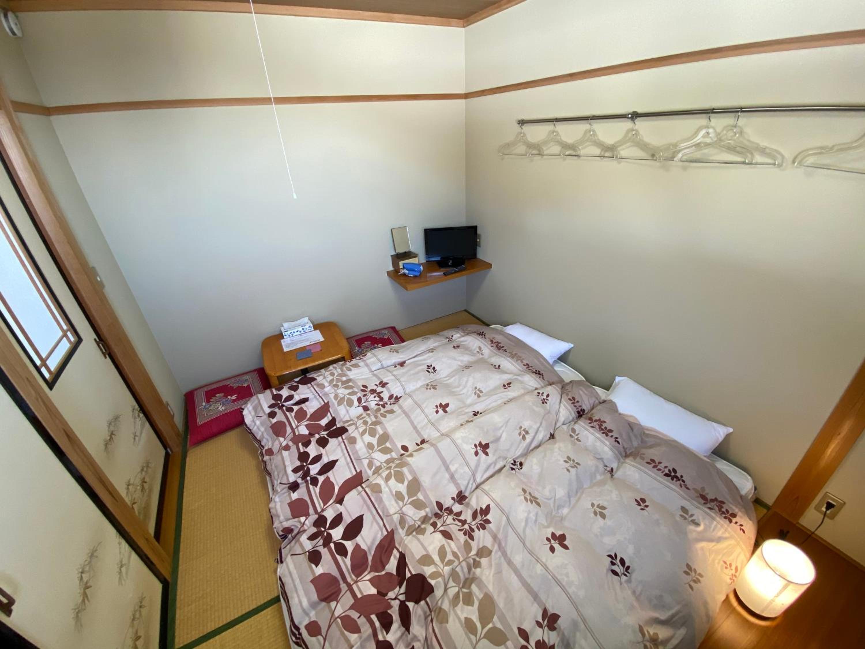 Japanese-Style Twin Room with Shared Bathroom and Toilet photo 3
