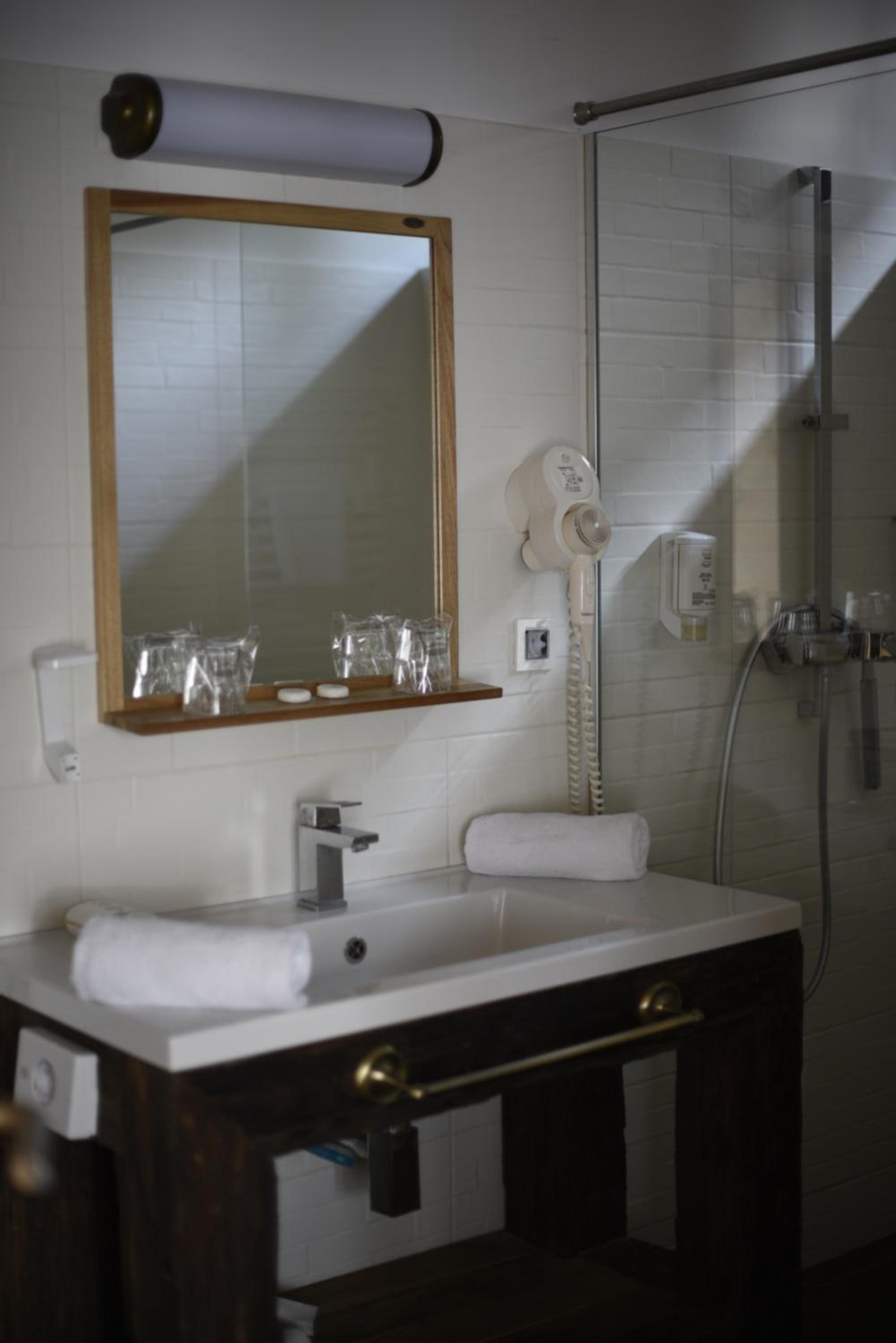 Deluxe Suite with Spa Bath - Photo 11
