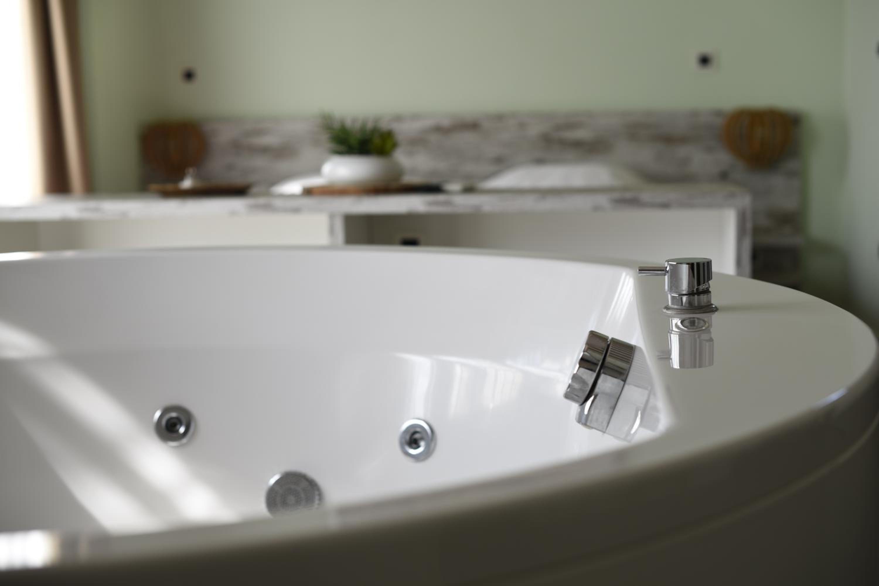 Deluxe Suite with Spa Bath - Photo 4