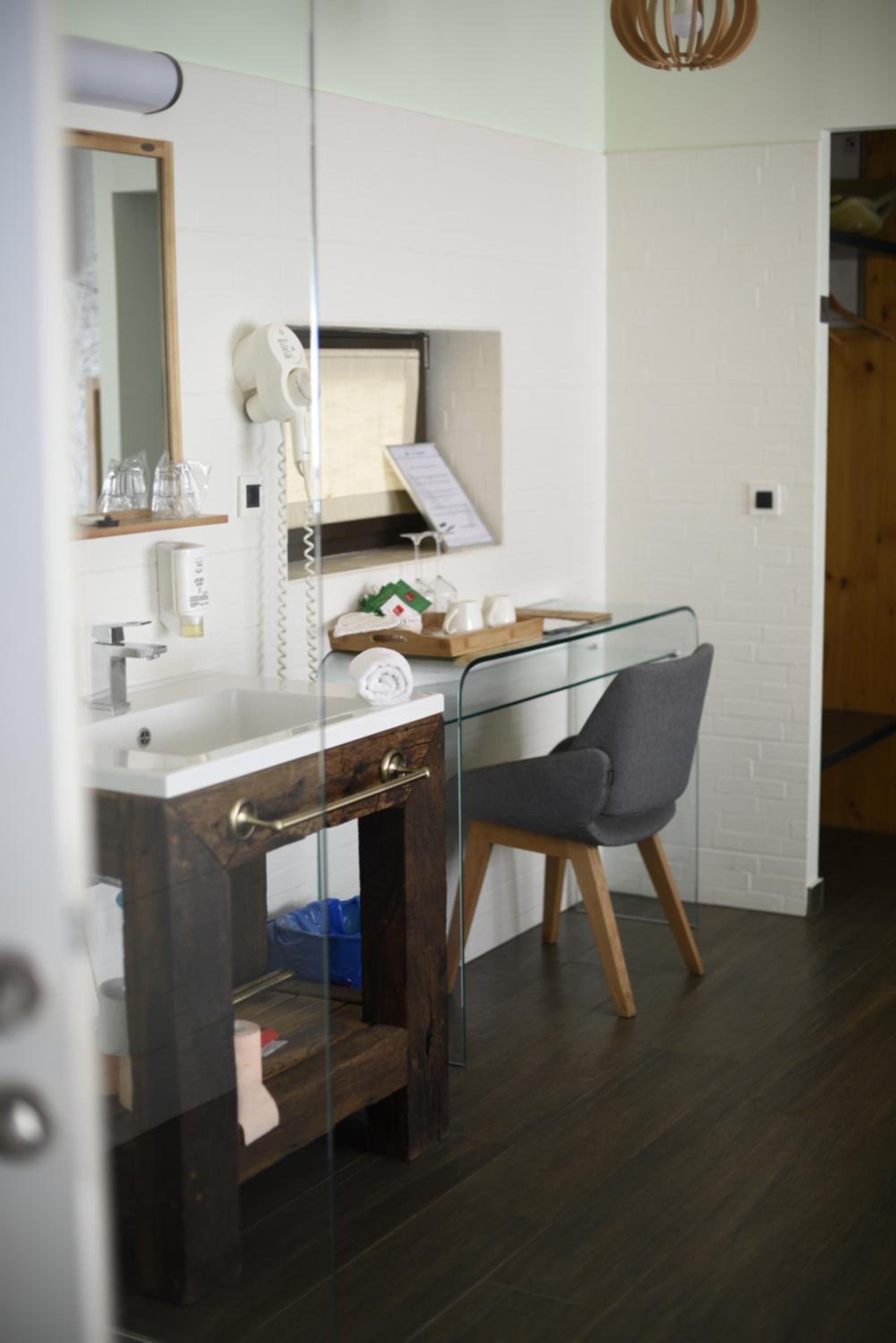 Deluxe Suite with Spa Bath - Photo 5