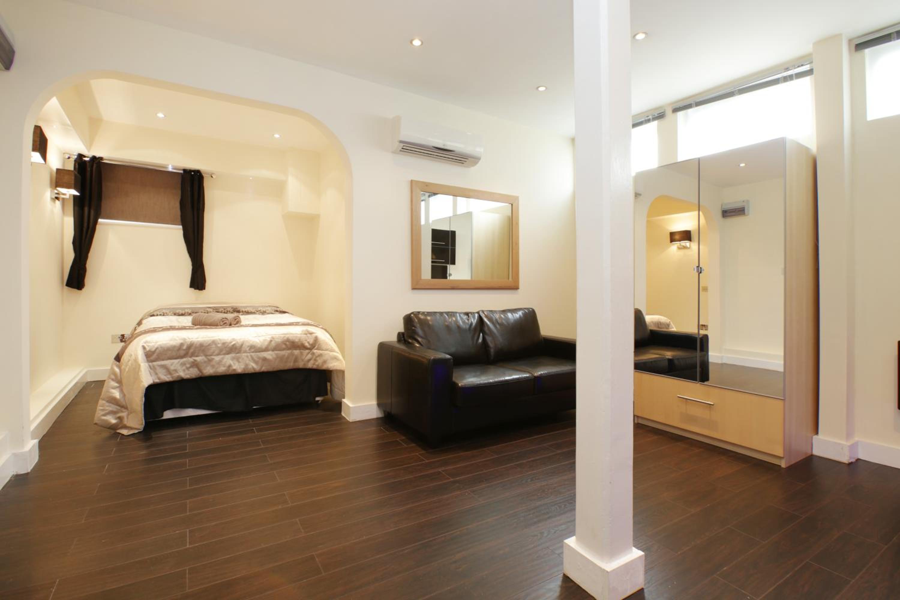 Studio Apartment photo 1