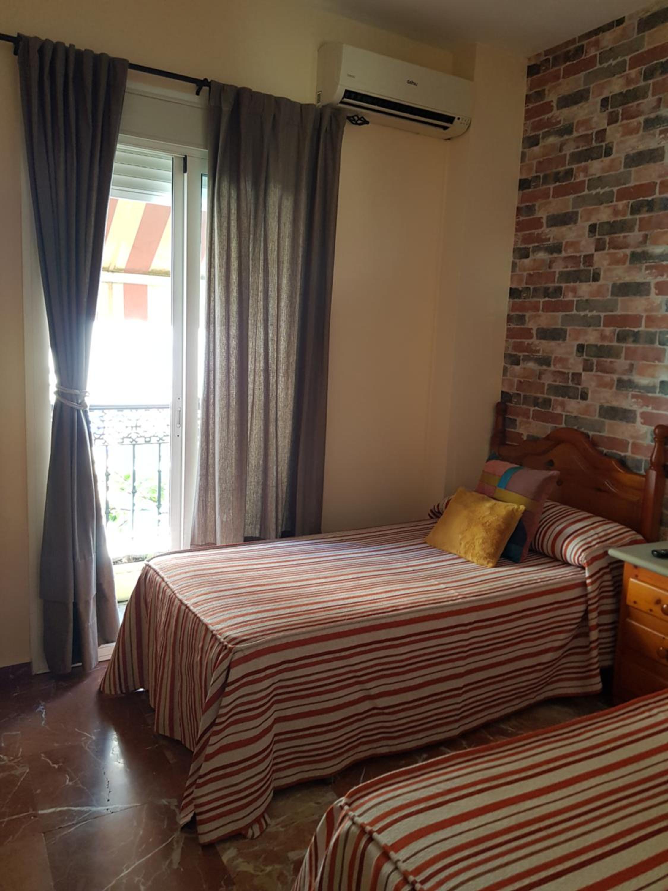 Twin Room - Photo 7